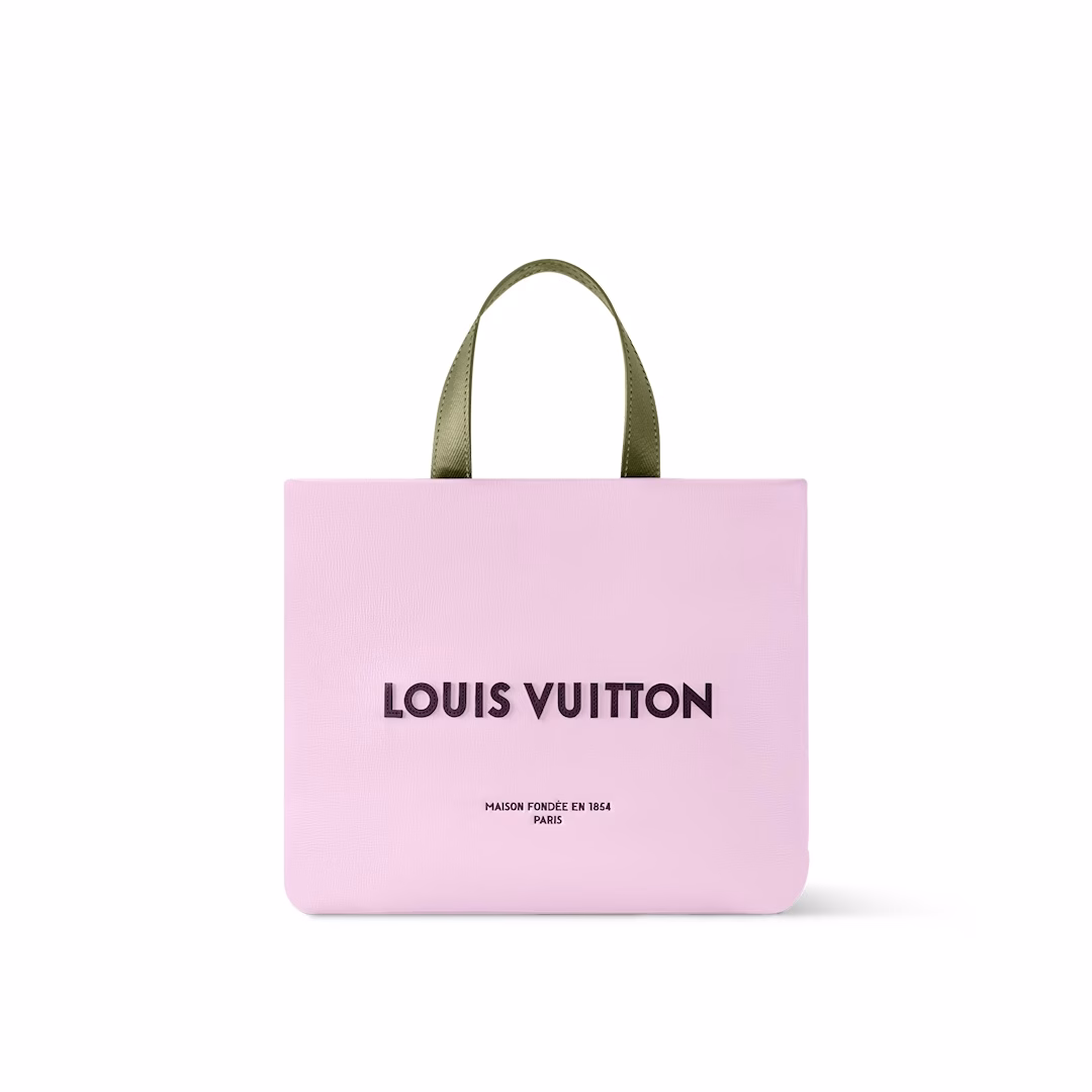 Pharrell Williams has updated his iconic design again, reinterpreting the Mini Shopper Tote in cowhide leather, combining just the right amount of volume with a stylish look. The embroidered logo and elegant lining create sophisticated details