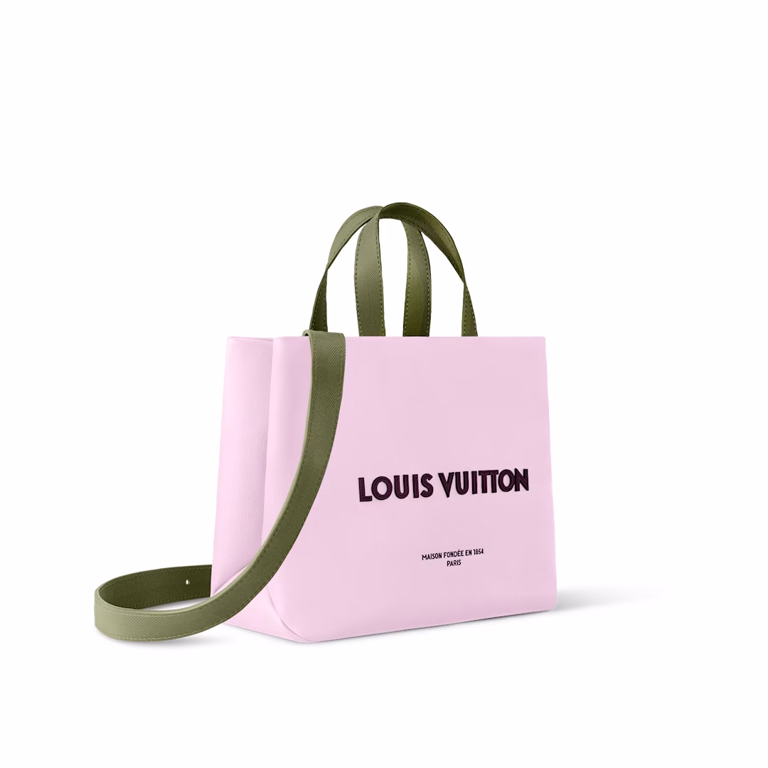Pharrell Williams has updated his iconic design again, reinterpreting the Mini Shopper Tote in cowhide leather, combining just the right amount of volume with a stylish look. The embroidered logo and elegant lining create sophisticated details