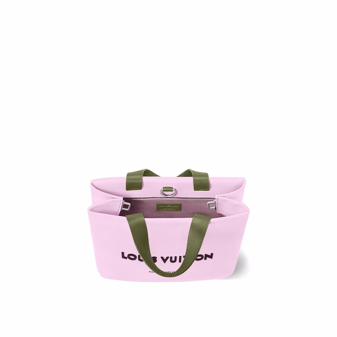 Pharrell Williams has updated his iconic design again, reinterpreting the Mini Shopper Tote in cowhide leather, combining just the right amount of volume with a stylish look. The embroidered logo and elegant lining create sophisticated details
