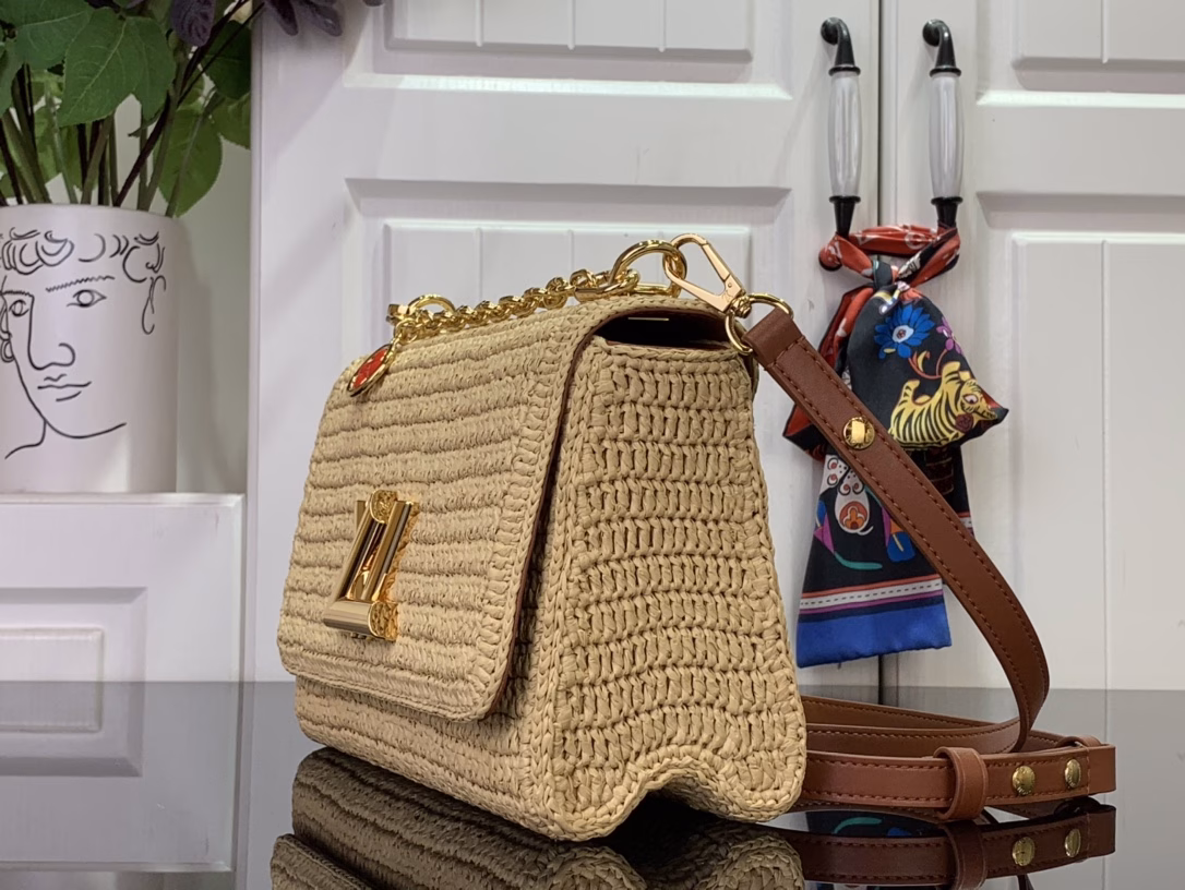The Twist Slim Small Bag captures the relaxed style of the French Riviera and showcases the House's craftsmanship with a creative touch. The raffia body is trimmed with contrasting leather and features the iconic LV Twist lock, while the multiple pockets allow for organized storage and a removable mirror for added functionality.