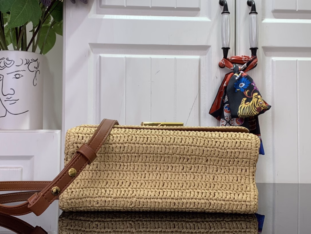 The Twist Slim Small Bag captures the relaxed style of the French Riviera and showcases the House's craftsmanship with a creative touch. The raffia body is trimmed with contrasting leather and features the iconic LV Twist lock, while the multiple pockets allow for organized storage and a removable mirror for added functionality.