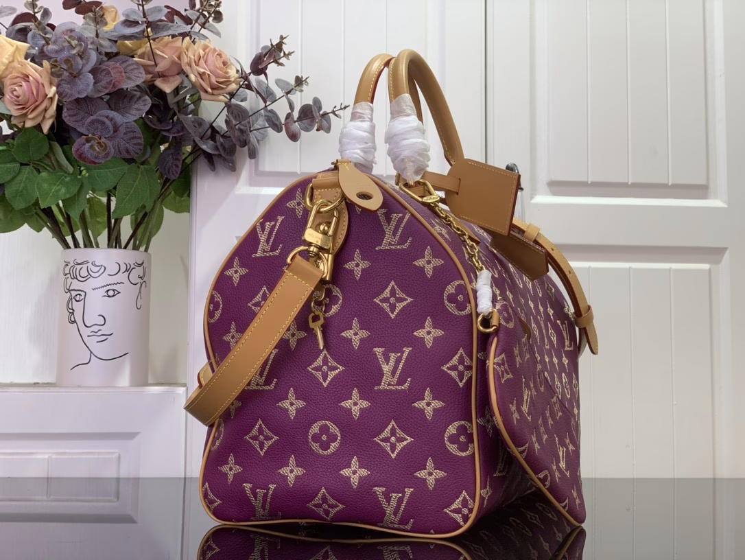 The Speedy P9 Bandoulière 30 bag is made of ultra-soft calfskin with Monogram print and is perfectly sized: compact but spacious enough for your daily essentials. Meticulous details such as the traditional side locks or the premium lambskin lining attest to the craftsmanship of this bag. In addition to the top handle, there is also a removable strap.