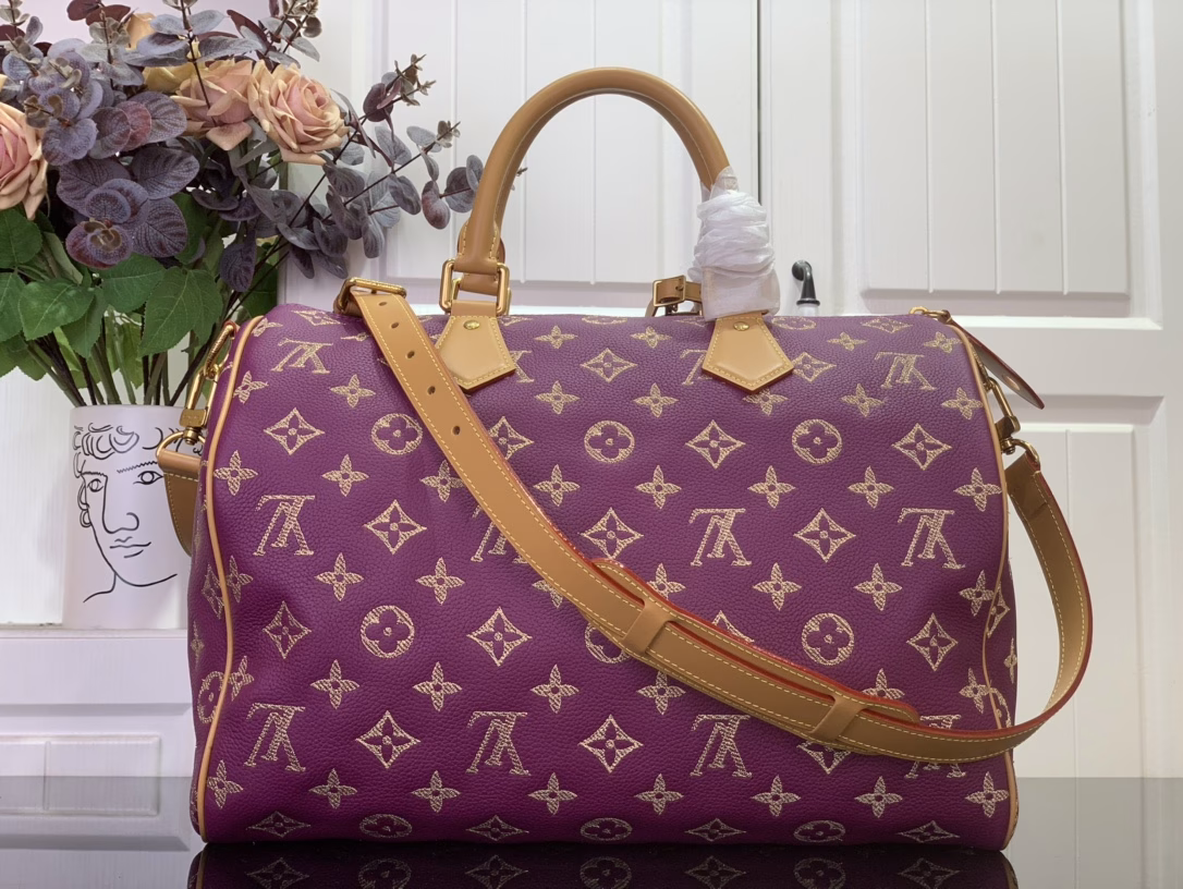 The Speedy P9 Bandoulière 30 bag is made of ultra-soft calfskin with Monogram print and is perfectly sized: compact but spacious enough for your daily essentials. Meticulous details such as the traditional side locks or the premium lambskin lining attest to the craftsmanship of this bag. In addition to the top handle, there is also a removable strap.
