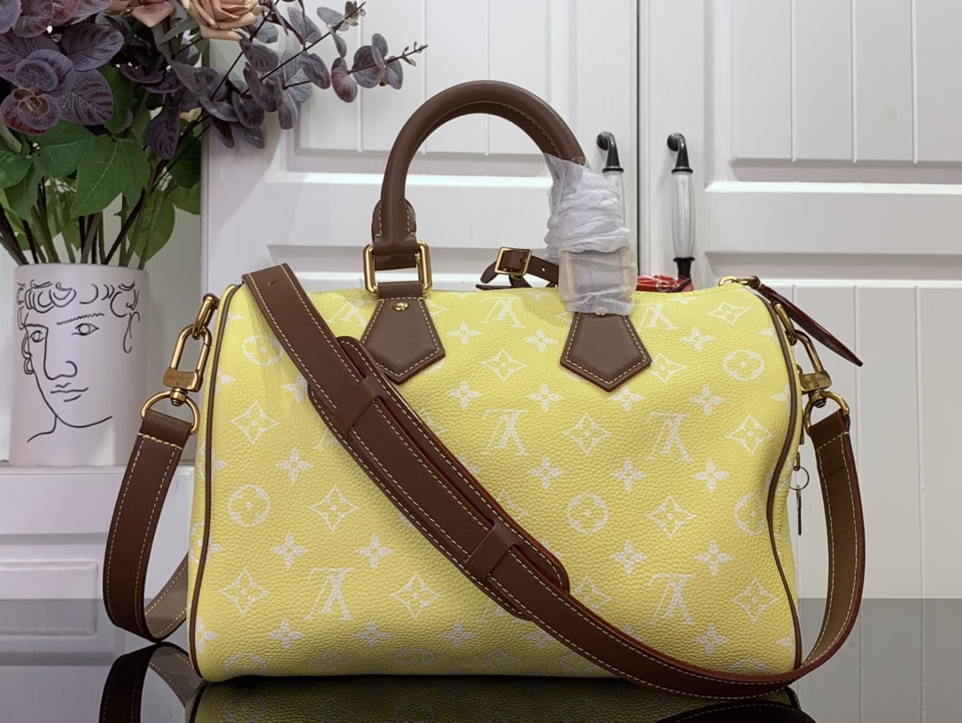 The Speedy P9 Bandoulière 30 bag is made of ultra-soft calfskin with Monogram print and is perfectly sized: compact but spacious enough for your daily essentials. Meticulous details such as the traditional side locks or the premium lambskin lining attest to the craftsmanship of this bag. In addition to the top handle, there is also a removable strap.