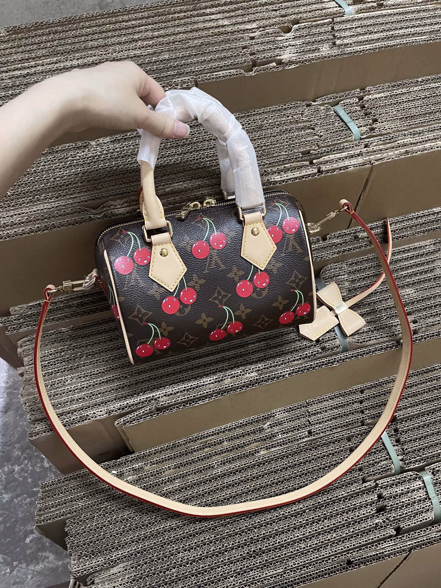 The vibrant signature reprint of the Louis Vuitton x Murakami collection elevates the Speedy Bandoulière with a chic twist. A sweet cherry motif elevates the house’s iconic Monogram coated canvas with a joyful splash of color, while natural leather highlights the Toron top handle, removable strap and exclusive LV x TM keychain. Crafted to jewelry proportions, it can carry everyday essentials, including a smartphone and long wallet