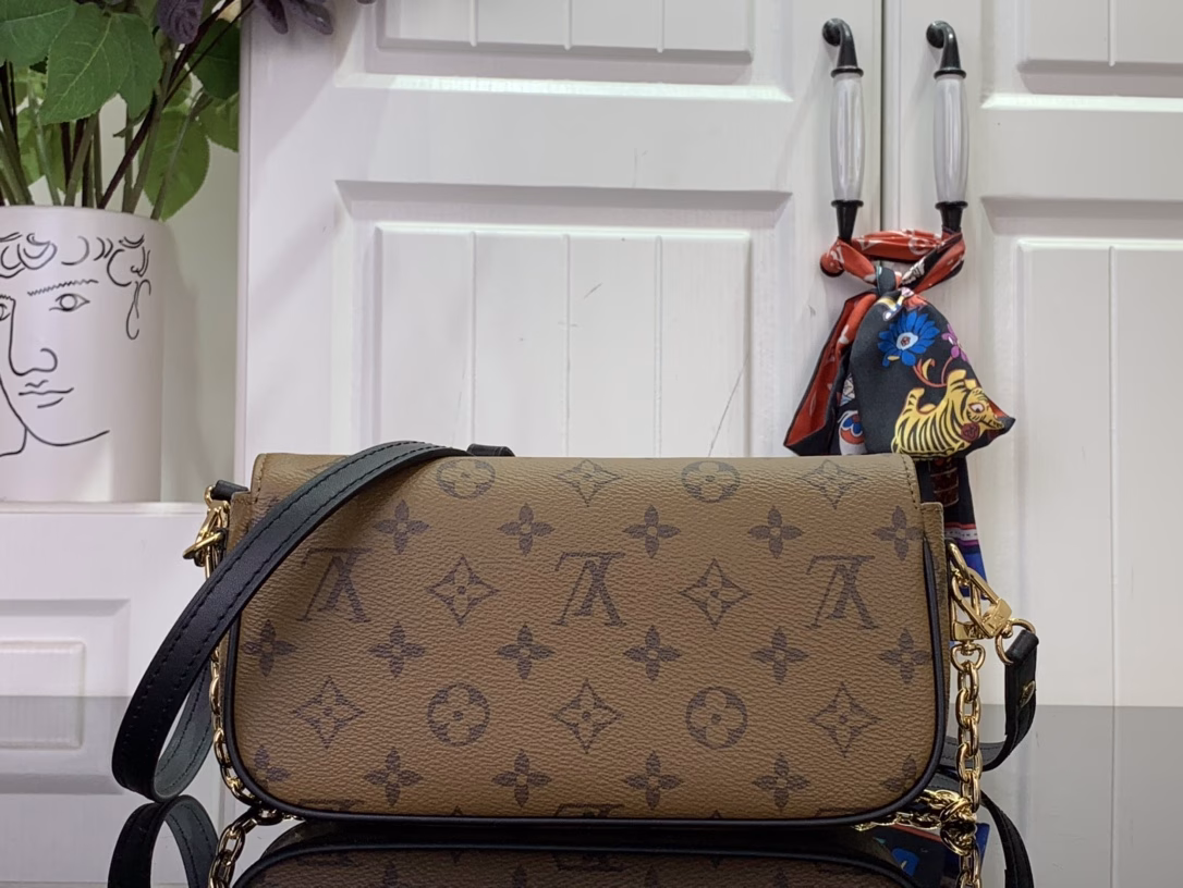 The Wallet On Chain Ivy is crafted in Monogram Reverse canvas, showcasing the season's directional thinking. The removable metal chain is accentuated by the LV monogram, while the neat interior features a patch pocket and card slots to keep your daily essentials secure.
