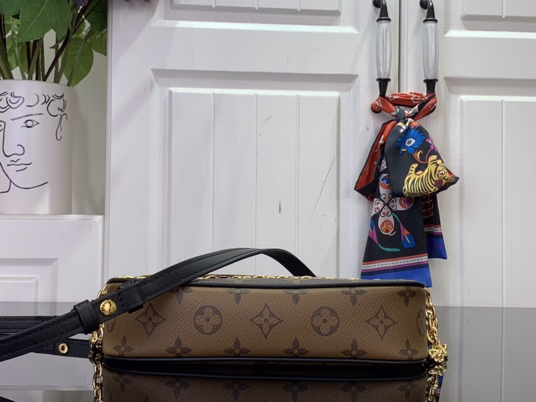 The Wallet On Chain Ivy is crafted in Monogram Reverse canvas, showcasing the season's directional thinking. The removable metal chain is accentuated by the LV monogram, while the neat interior features a patch pocket and card slots to keep your daily essentials secure.