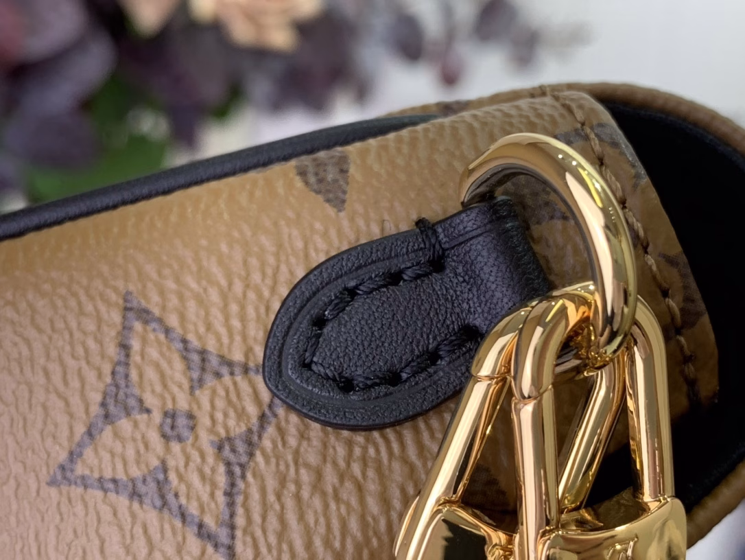 The Wallet On Chain Ivy is crafted in Monogram Reverse canvas, showcasing the season's directional thinking. The removable metal chain is accentuated by the LV monogram, while the neat interior features a patch pocket and card slots to keep your daily essentials secure.