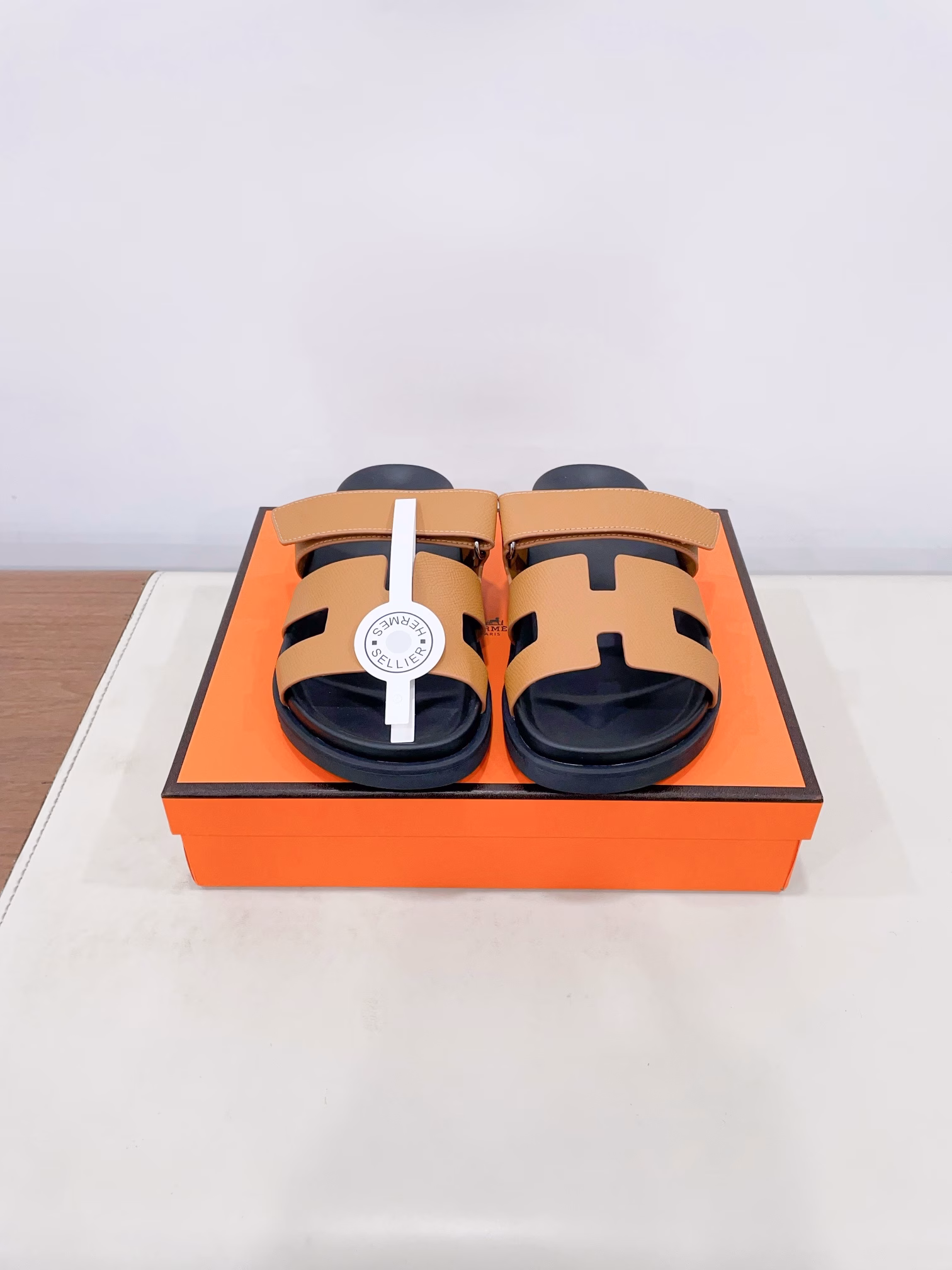 𝐇𝐄𝐑𝐌𝐄” Hermes Erjiu SlippersSummer must-have🌞Light luxury leather slippers✨Dopamine slippers, add a touch of light luxury to your summer💃!This pair of Erjiu slippers is made of original cowhide, with fine texture and good breathability, so that you can keep your feet fresh while wearing it comfortably. The black and white tassel style is simple yet fashionable, and the Velcro design can easily adjust the tightness, making every step comfortable.Whether it is for daily outings or for leisure at home, it can do the job perfectly🏡👣. Moreover, this pair of slippers is not only suitable for girls, but boys can also find the right size!In the hot summer, let this pair of sandals be your foot savior
