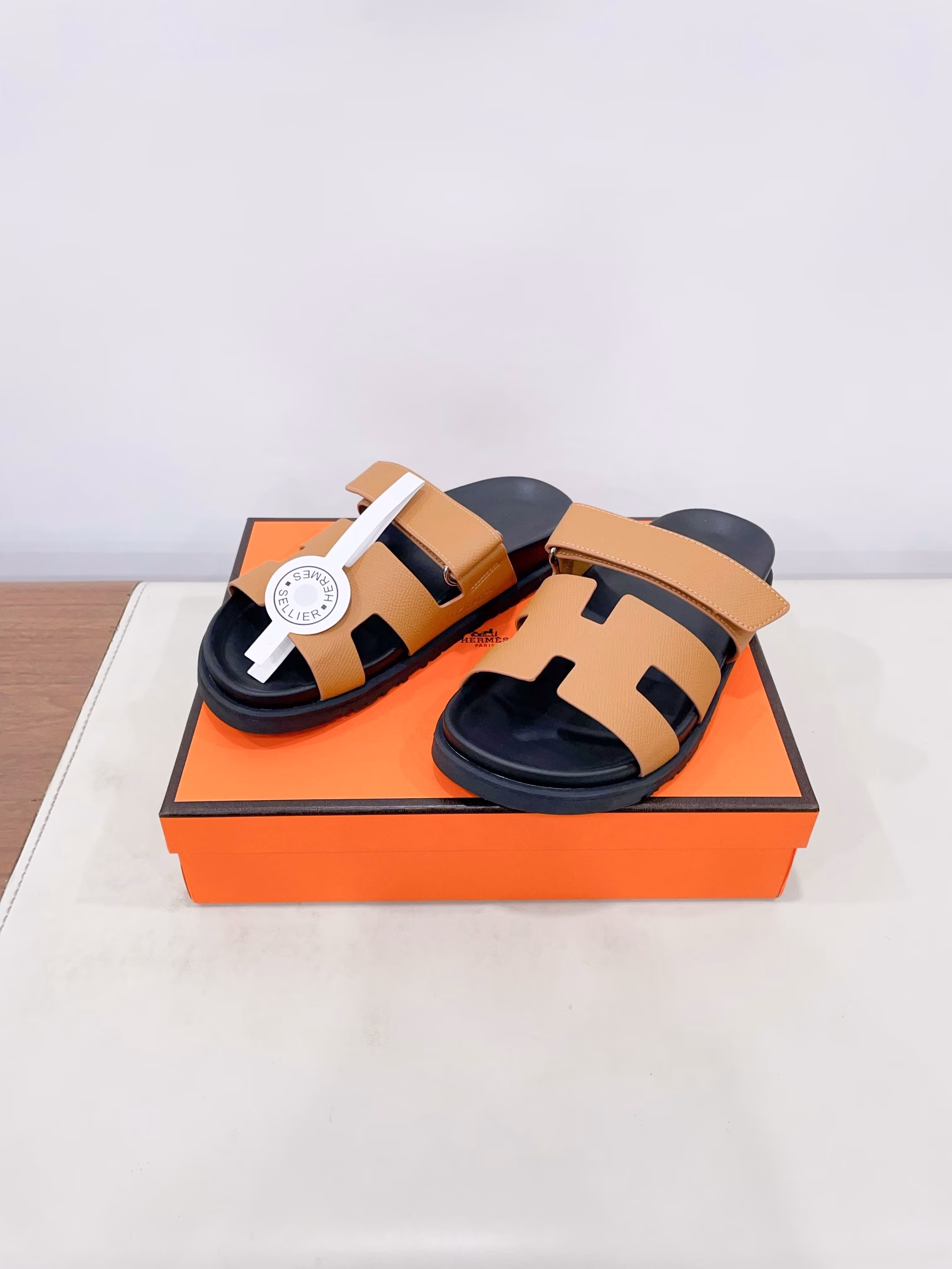 𝐇𝐄𝐑𝐌𝐄” Hermes Erjiu SlippersSummer must-have🌞Light luxury leather slippers✨Dopamine slippers, add a touch of light luxury to your summer💃!This pair of Erjiu slippers is made of original cowhide, with fine texture and good breathability, so that you can keep your feet fresh while wearing it comfortably. The black and white tassel style is simple yet fashionable, and the Velcro design can easily adjust the tightness, making every step comfortable.Whether it is for daily outings or for leisure at home, it can do the job perfectly🏡👣. Moreover, this pair of slippers is not only suitable for girls, but boys can also find the right size!In the hot summer, let this pair of sandals be your foot savior