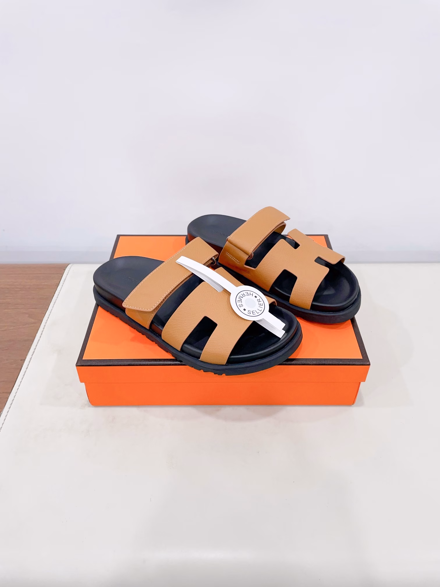 𝐇𝐄𝐑𝐌𝐄” Hermes Erjiu SlippersSummer must-have🌞Light luxury leather slippers✨Dopamine slippers, add a touch of light luxury to your summer💃!This pair of Erjiu slippers is made of original cowhide, with fine texture and good breathability, so that you can keep your feet fresh while wearing it comfortably. The black and white tassel style is simple yet fashionable, and the Velcro design can easily adjust the tightness, making every step comfortable.Whether it is for daily outings or for leisure at home, it can do the job perfectly🏡👣. Moreover, this pair of slippers is not only suitable for girls, but boys can also find the right size!In the hot summer, let this pair of sandals be your foot savior