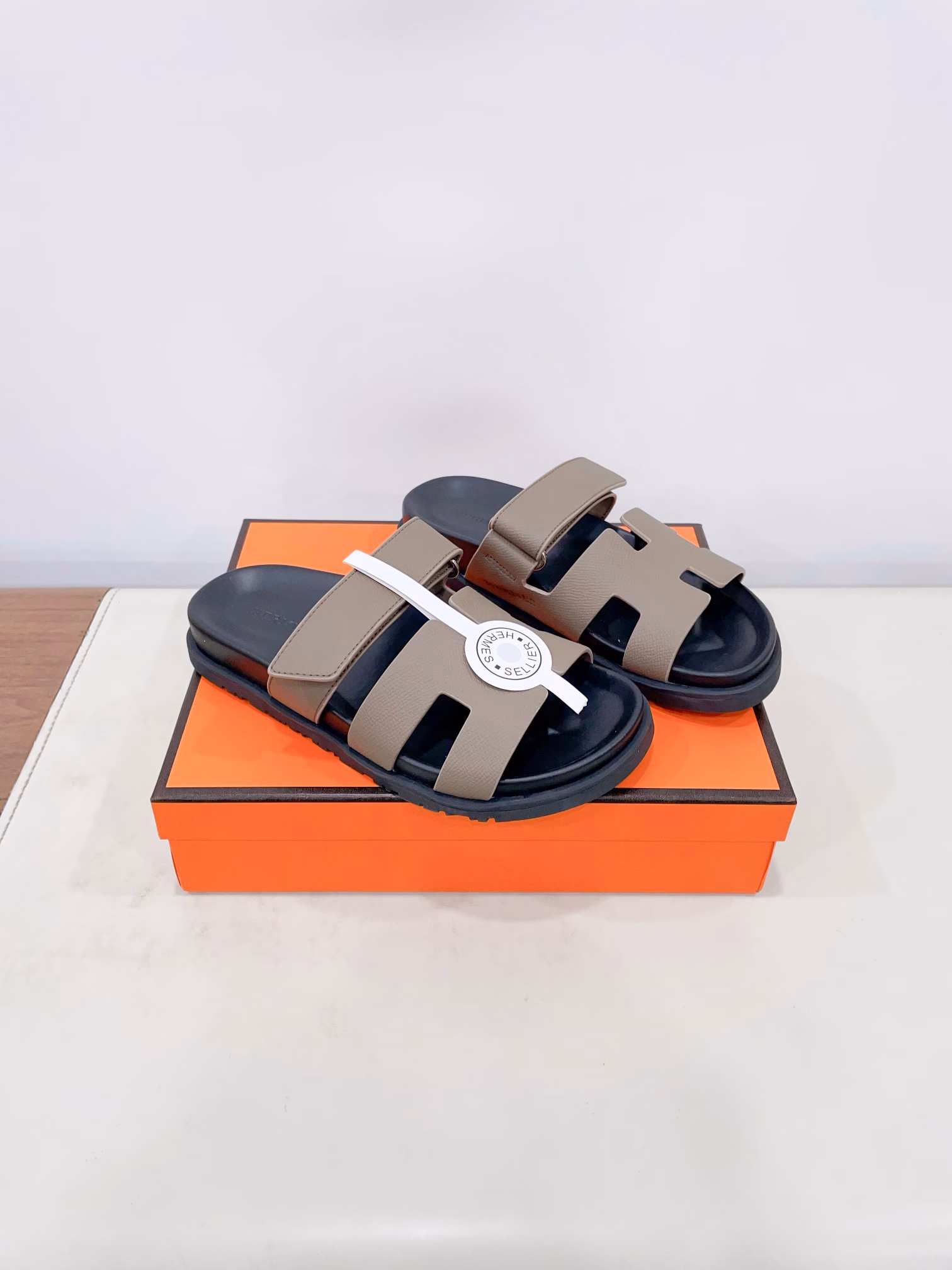 𝐇𝐄𝐑𝐌𝐄” Hermes Erjiu SlippersSummer must-have🌞Light luxury leather slippers✨Dopamine slippers, add a touch of light luxury to your summer💃!This pair of Erjiu slippers is made of original cowhide, with fine texture and good breathability, so that you can keep your feet fresh while wearing it comfortably. The black and white tassel style is simple yet fashionable, and the Velcro design can easily adjust the tightness, making every step comfortable.Whether it is for daily outings or for leisure at home, it can do the job perfectly🏡👣. Moreover, this pair of slippers is not only suitable for girls, but boys can also find the right size!In the hot summer, let this pair of sandals be your foot savior