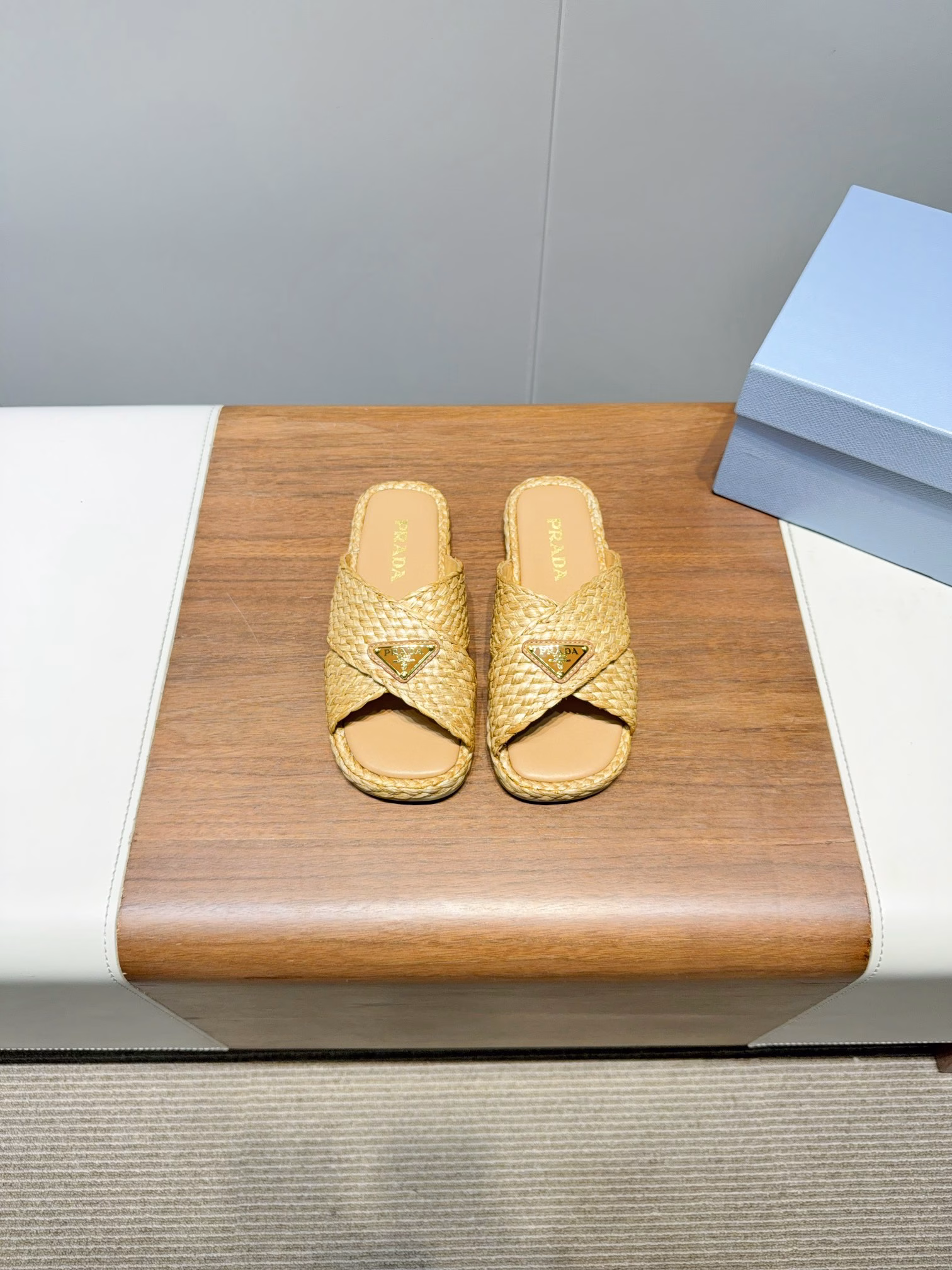 Prada straw woven sandals, a must-have for summer travel, a must-have for celebrities and internet celebrities, original board development, versatile and elegant