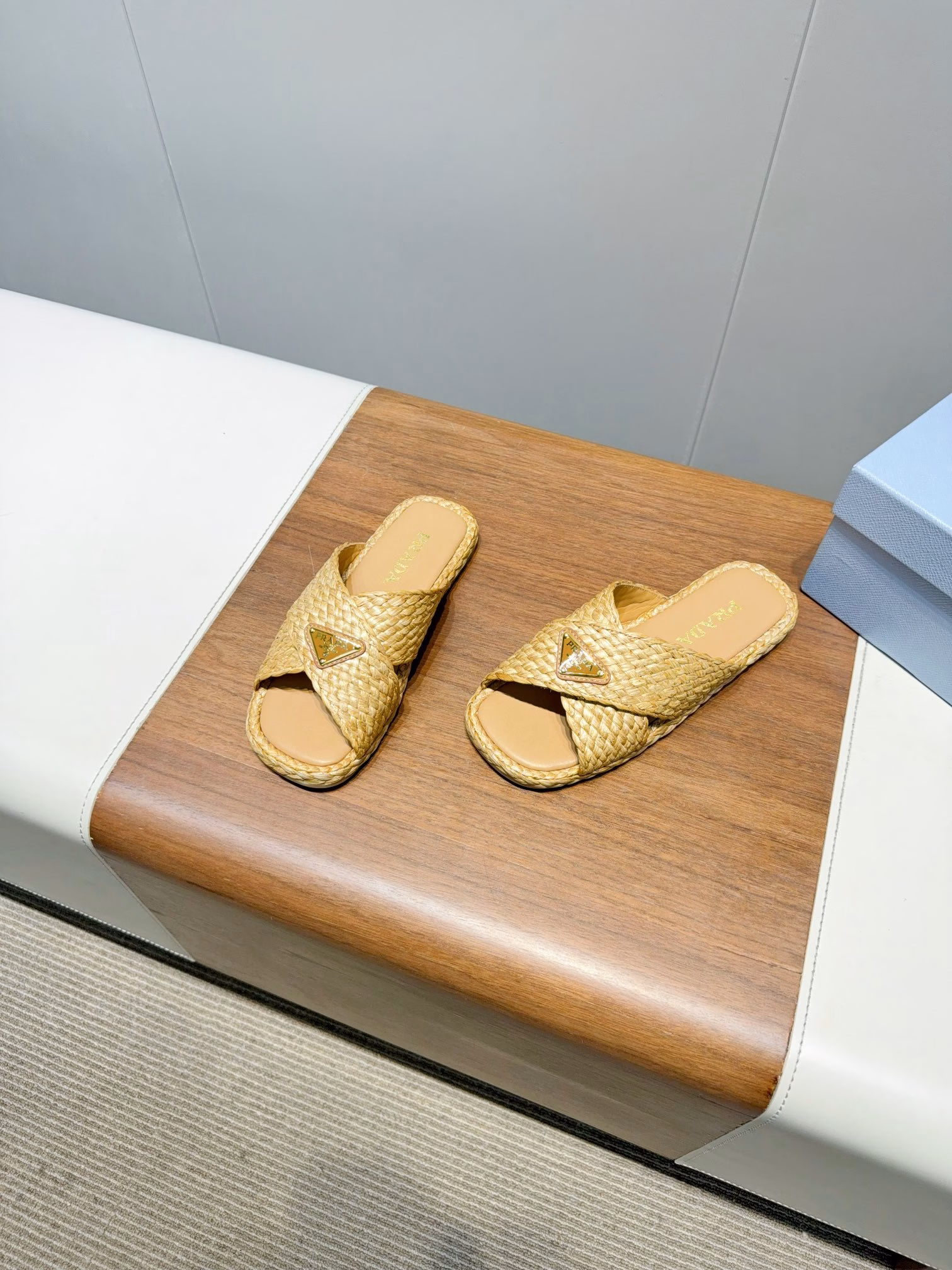 Prada straw woven sandals, a must-have for summer travel, a must-have for celebrities and internet celebrities, original board development, versatile and elegant
