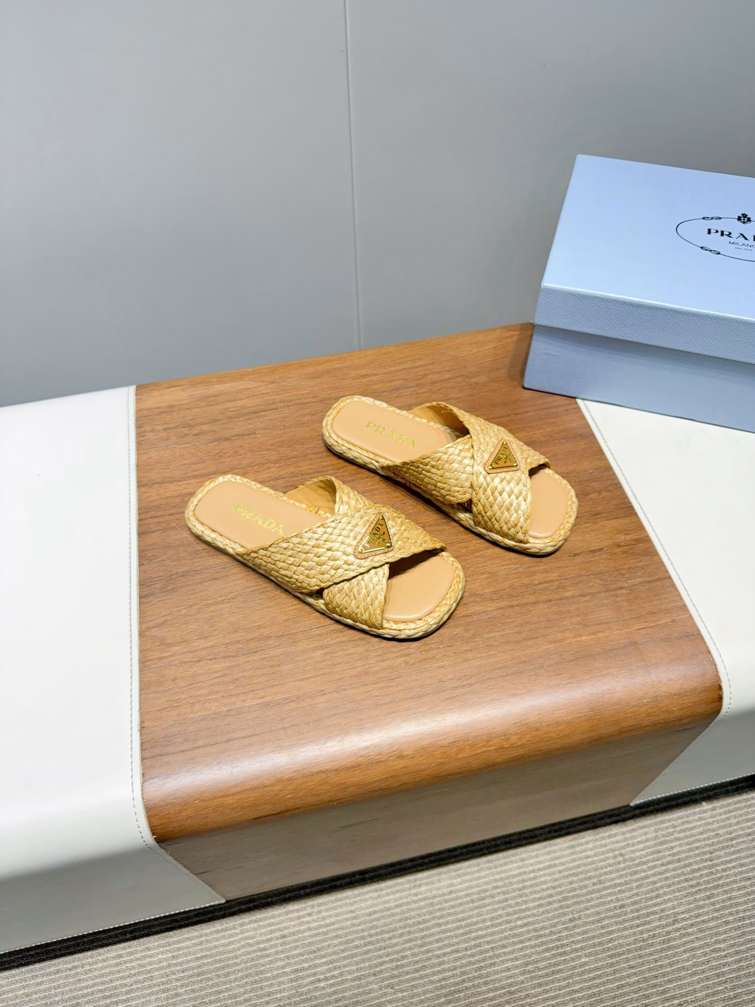 Prada straw woven sandals, a must-have for summer travel, a must-have for celebrities and internet celebrities, original board development, versatile and elegant