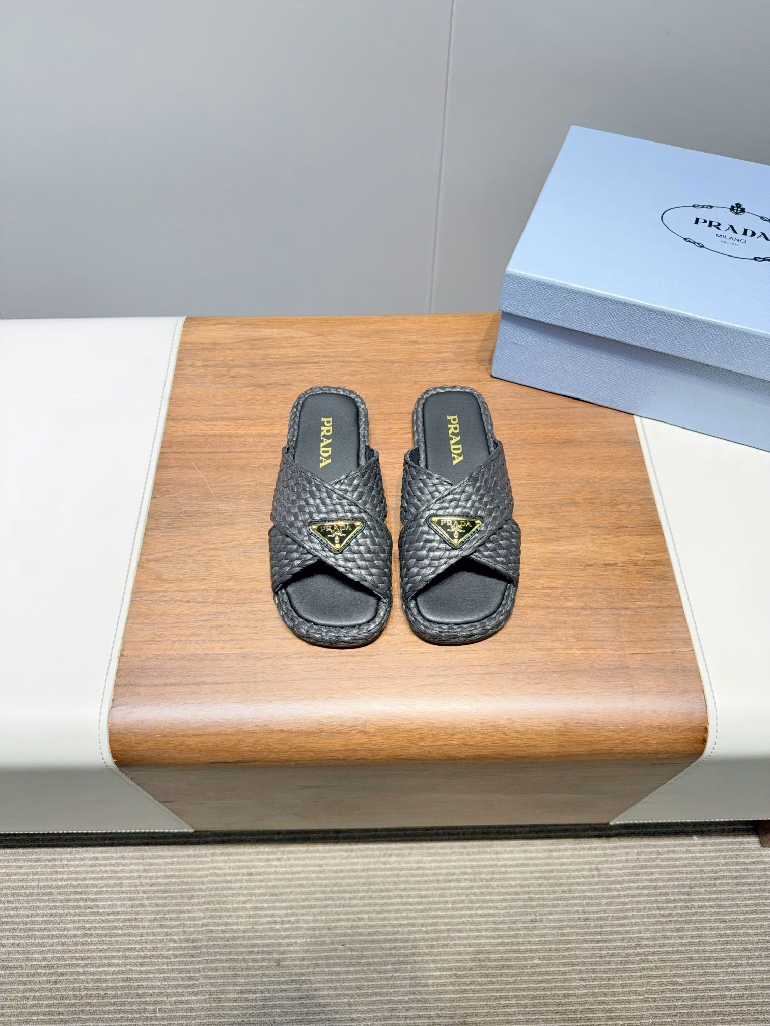 Prada straw woven sandals, a must-have for summer travel, a must-have for celebrities and internet celebrities, original board development, versatile and elegant