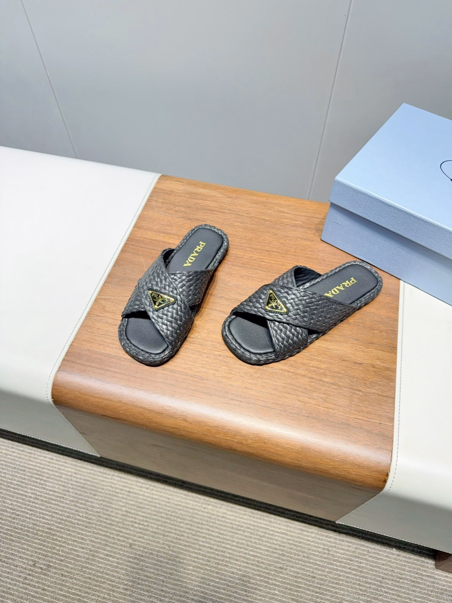 Prada straw woven sandals, a must-have for summer travel, a must-have for celebrities and internet celebrities, original board development, versatile and elegant