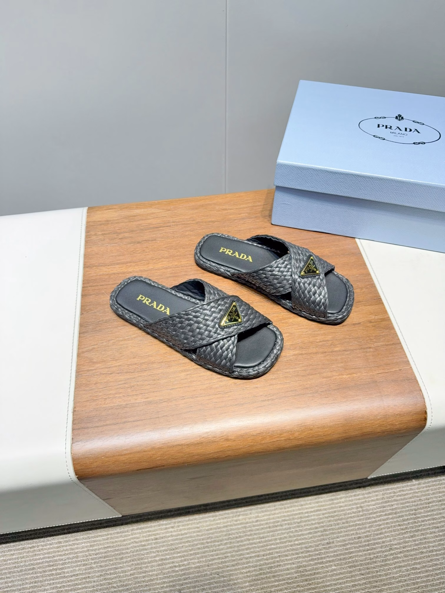 Prada straw woven sandals, a must-have for summer travel, a must-have for celebrities and internet celebrities, original board development, versatile and elegant