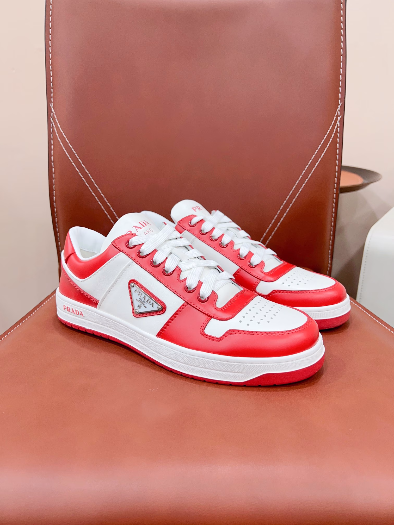 Prada's latest air cushion bottom sports casual sneakers 👫Couple style, upgraded version again! It has been a best seller since its release. This year's upgraded version is mature and beautiful in all aspects! 1:1 copy of the original version, with the iconic triangle buckle, Prada can be used in important occasions. The fresh style has a sense of luxury. It is perfect for feet, warm and beautiful! The toe design is a square semi-circular arc, which makes it more generous and decent, and the foot feels particularly comfortable and soft. Prada, lasting process, oil edge process.
