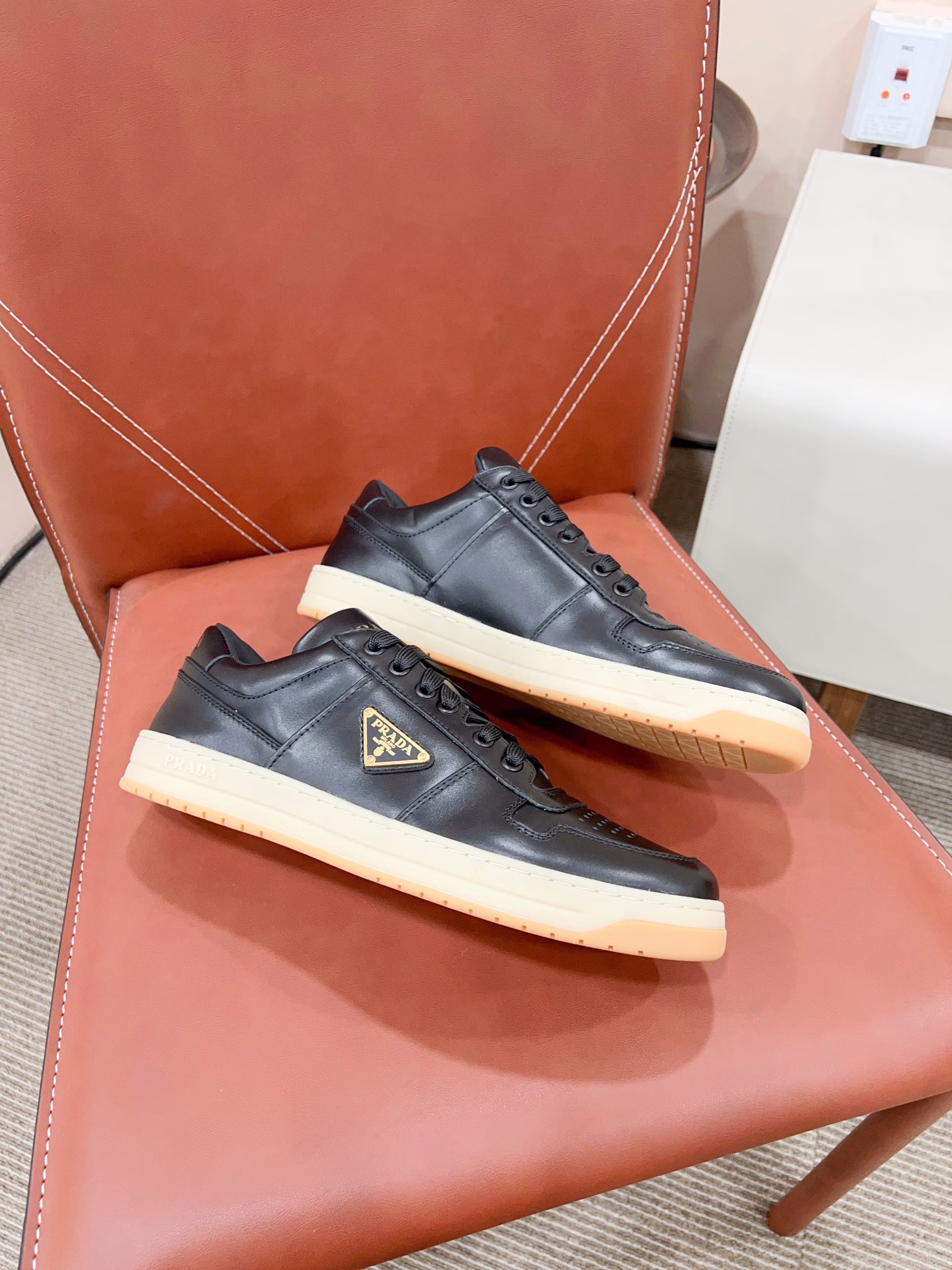 Prada's latest air cushion bottom sports casual sneakers 👫Couple style, upgraded version again! It has been a best seller since its release. This year's upgraded version is mature and beautiful in all aspects! 1:1 copy of the original version, with the iconic triangle buckle, Prada can be used in important occasions. The fresh style has a sense of luxury. It is perfect for feet, warm and beautiful! The toe design is a square semi-circular arc, which makes it more generous and decent, and the foot feels particularly comfortable and soft. Prada, lasting process, oil edge process.