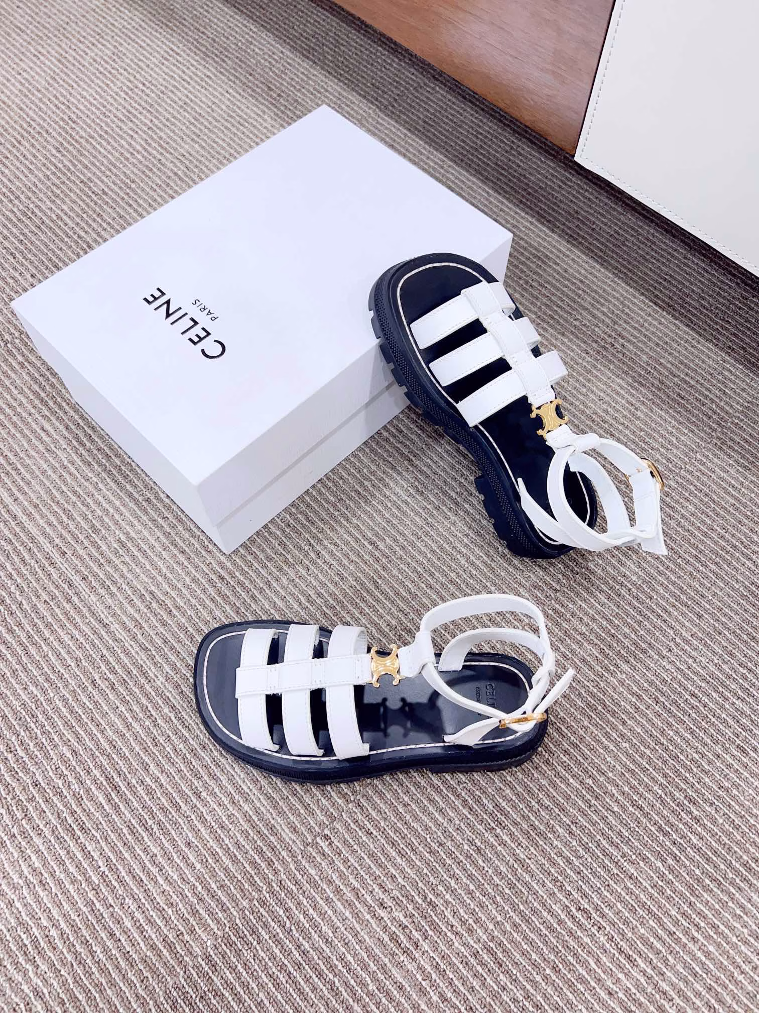 Celin* 2023🔥New Roman SandalsExclusive Correct VersionThere are too many new season shoes. This Roman sandal is really easy to matchThe simple design is decorated with the Arc de Triomphe logo. It is retro and fashionable. It can increase height invisibly, making the whole person look taller. When you put it on, you will immediately have long legs. This one is absolutely fashionableThe original molded outsole increases height and is comfortable