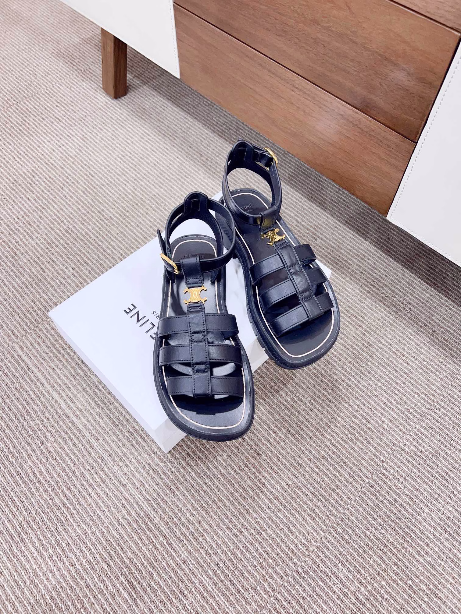 Celin* 2023🔥New Roman SandalsExclusive Correct VersionThere are too many new season shoes. This Roman sandal is really easy to matchThe simple design is decorated with the Arc de Triomphe logo. It is retro and fashionable. It can increase height invisibly, making the whole person look taller. When you put it on, you will immediately have long legs. This one is absolutely fashionableThe original molded outsole increases height and is comfortable