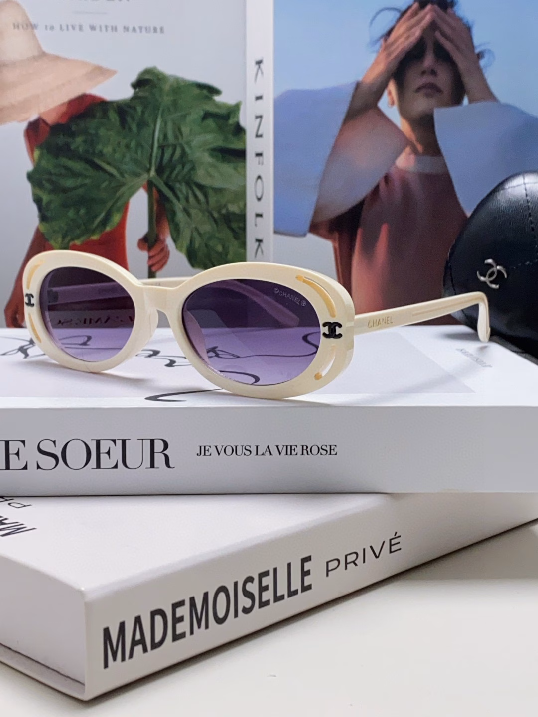 Chanel The Chanel glasses that Wang Yibo has been asked about are here. The frame is cat-eye shaped, and the upward arc is very elegant. It is very friendly to girls with high cheekbones! At the same time, it is also very suitable for girls with square and round faces, modifying the face shape and making the face look smaller.