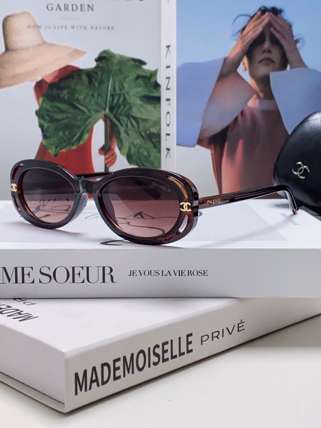 Chanel The Chanel glasses that Wang Yibo has been asked about are here. The frame is cat-eye shaped, and the upward arc is very elegant. It is very friendly to girls with high cheekbones! At the same time, it is also very suitable for girls with square and round faces, modifying the face shape and making the face look smaller.