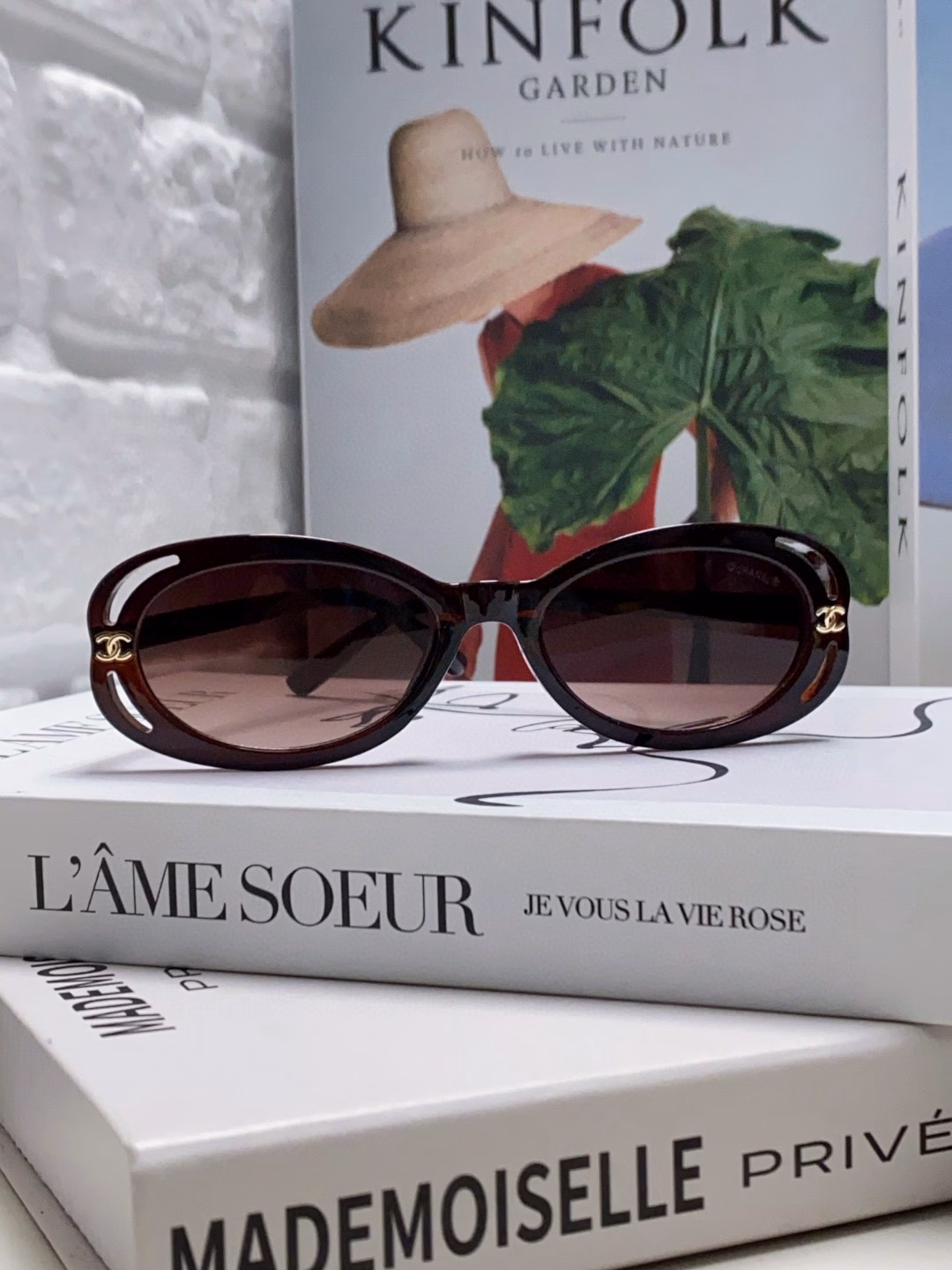 Chanel The Chanel glasses that Wang Yibo has been asked about are here. The frame is cat-eye shaped, and the upward arc is very elegant. It is very friendly to girls with high cheekbones! At the same time, it is also very suitable for girls with square and round faces, modifying the face shape and making the face look smaller.