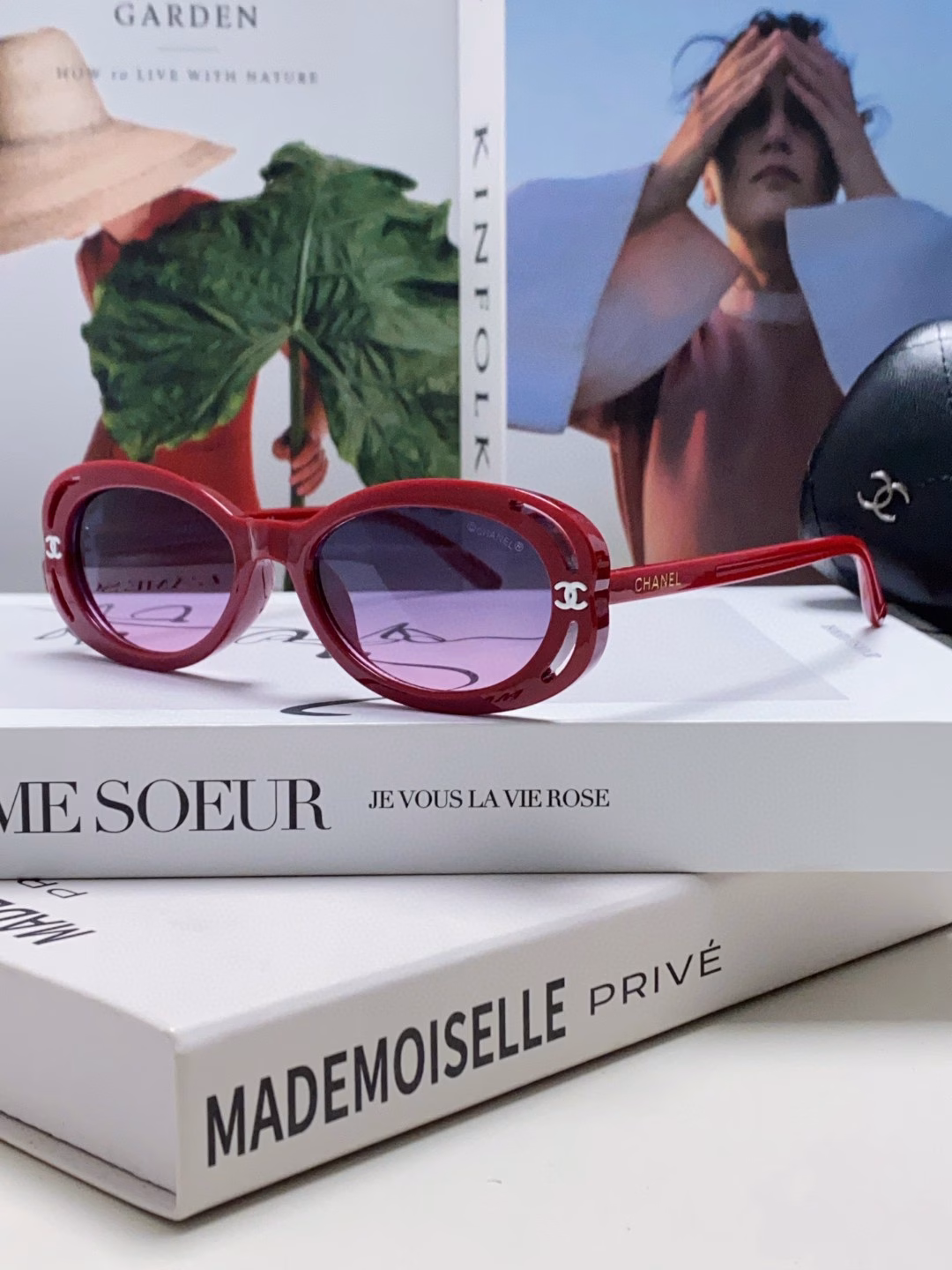 Chanel The Chanel glasses that Wang Yibo has been asked about are here. The frame is cat-eye shaped, and the upward arc is very elegant. It is very friendly to girls with high cheekbones! At the same time, it is also very suitable for girls with square and round faces, modifying the face shape and making the face look smaller.