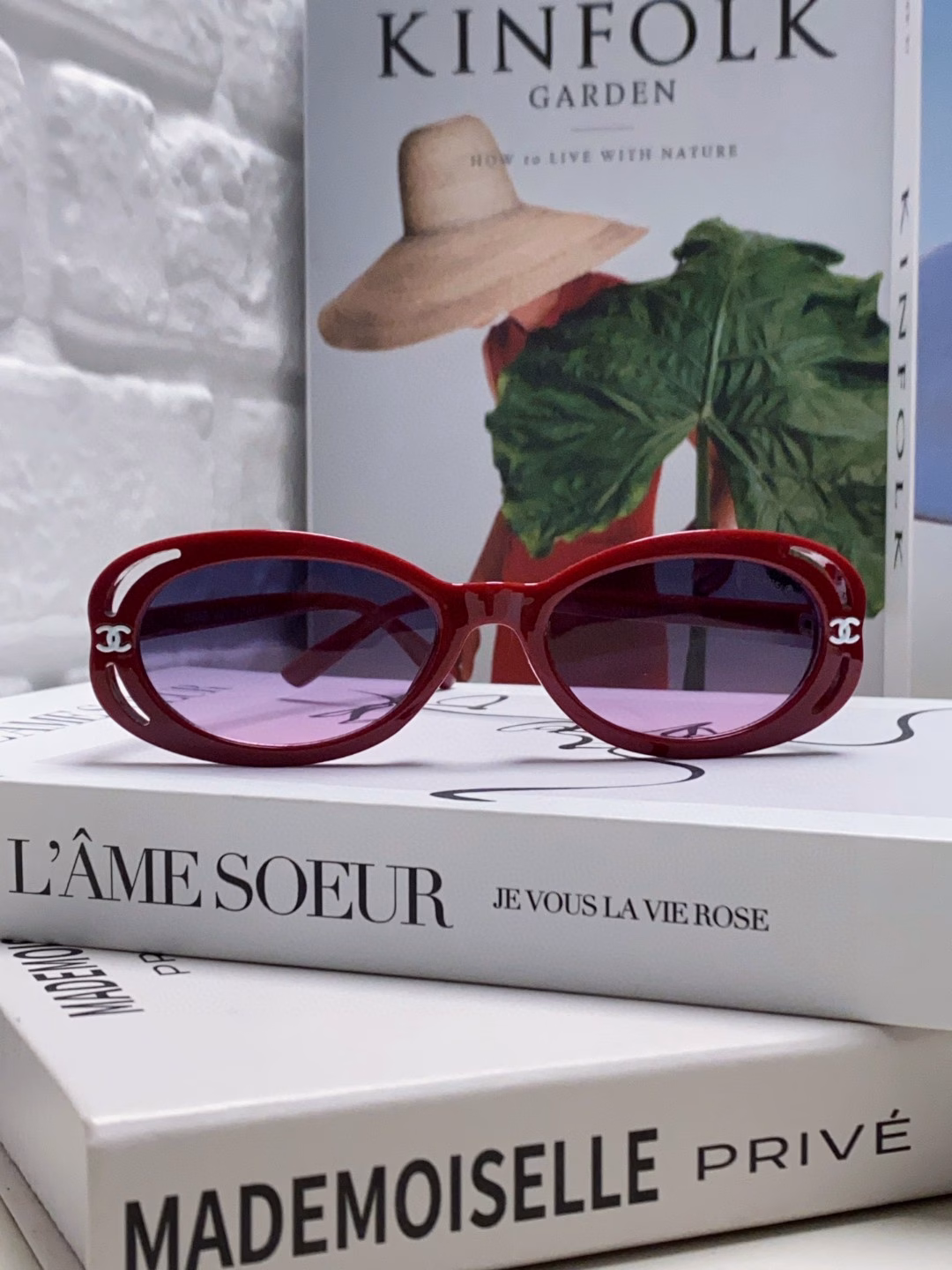 Chanel The Chanel glasses that Wang Yibo has been asked about are here. The frame is cat-eye shaped, and the upward arc is very elegant. It is very friendly to girls with high cheekbones! At the same time, it is also very suitable for girls with square and round faces, modifying the face shape and making the face look smaller.