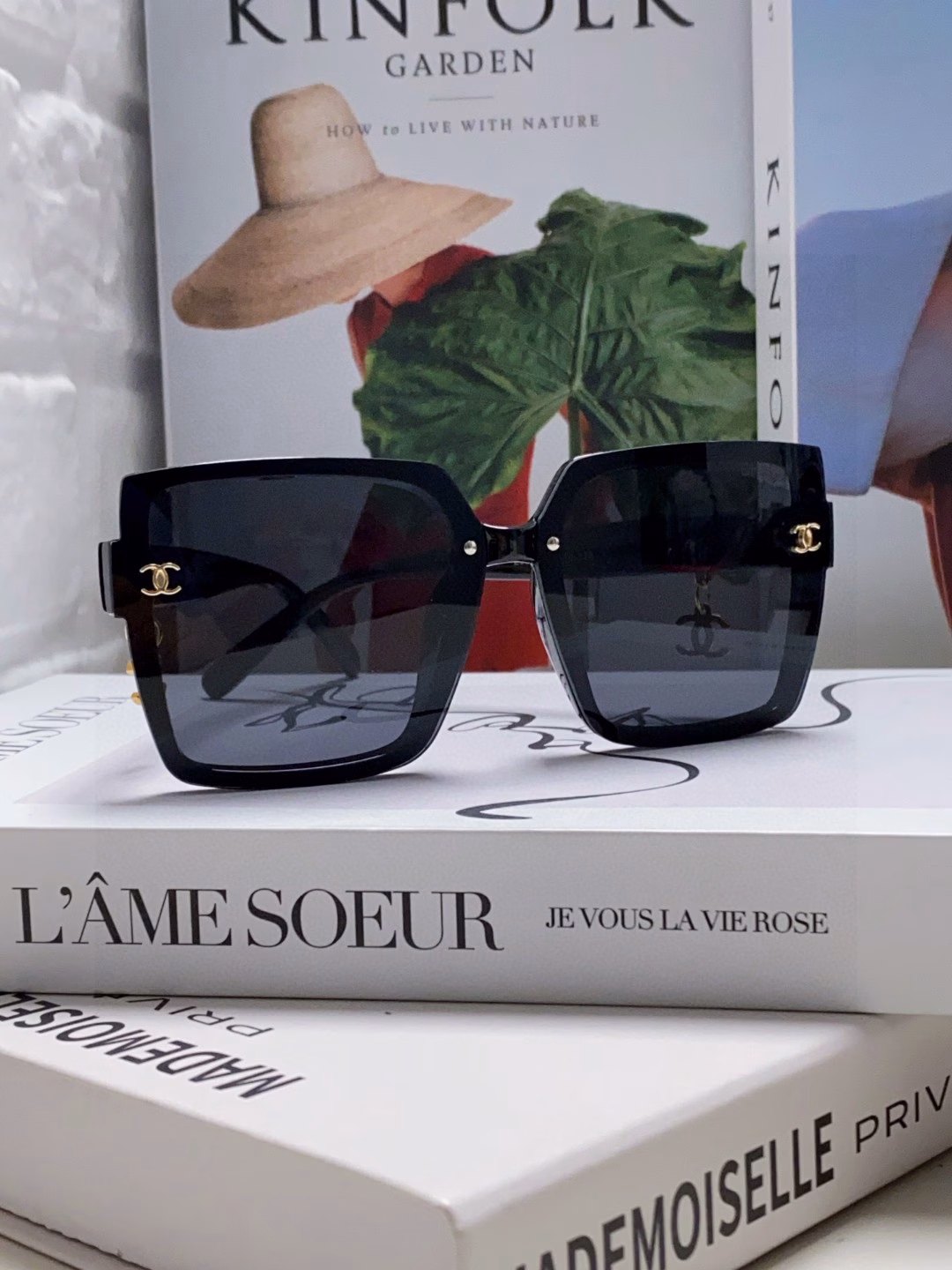Chanel 2025 new fashion sunglasses high-end large frame small face gradient sunglasses anti-ultraviolet small Chanel style ☂ umbrella pendant