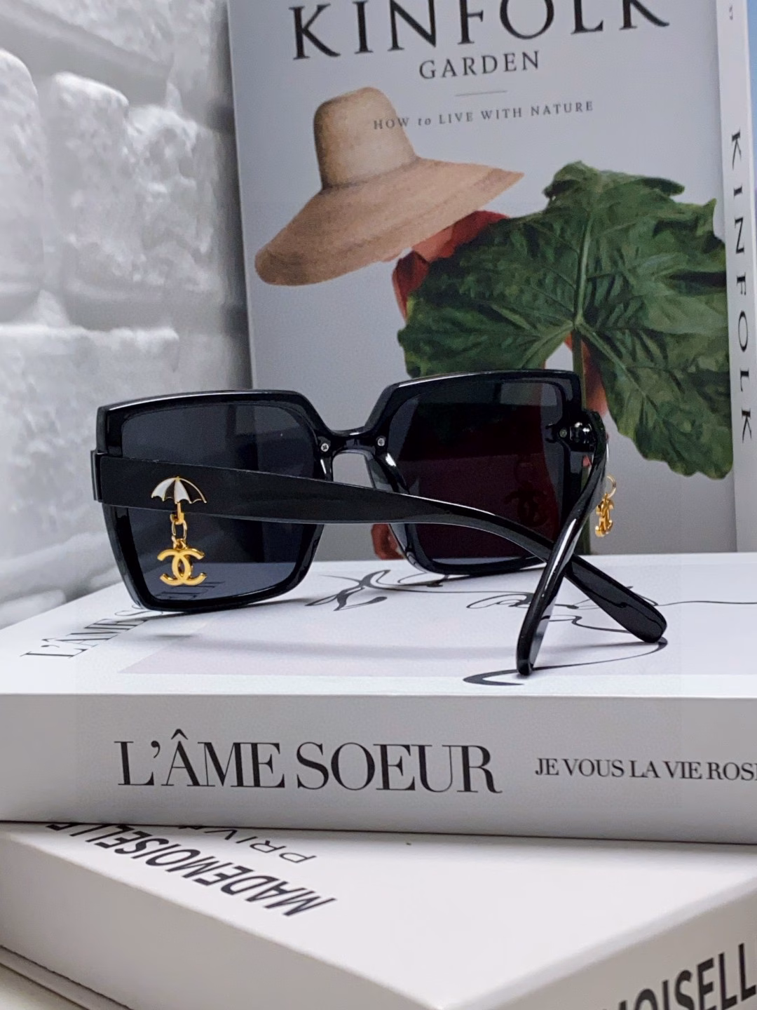 Chanel 2025 new fashion sunglasses high-end large frame small face gradient sunglasses anti-ultraviolet small Chanel style ☂ umbrella pendant
