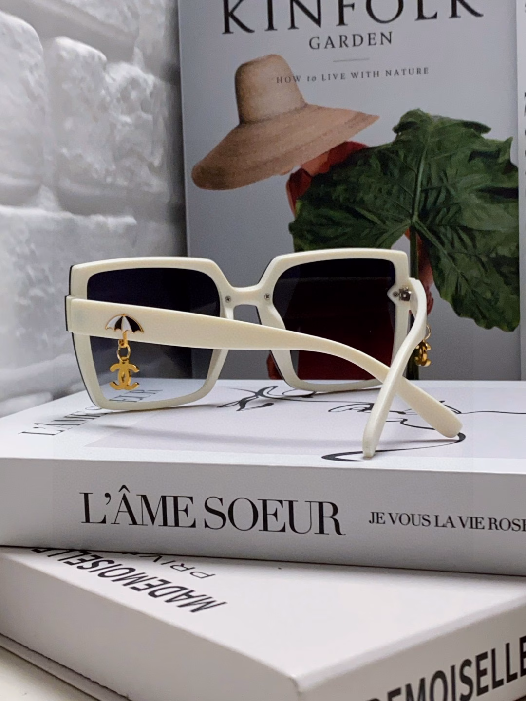 Chanel 2025 new fashion sunglasses high-end large frame small face gradient sunglasses anti-ultraviolet small Chanel style ☂ umbrella pendant