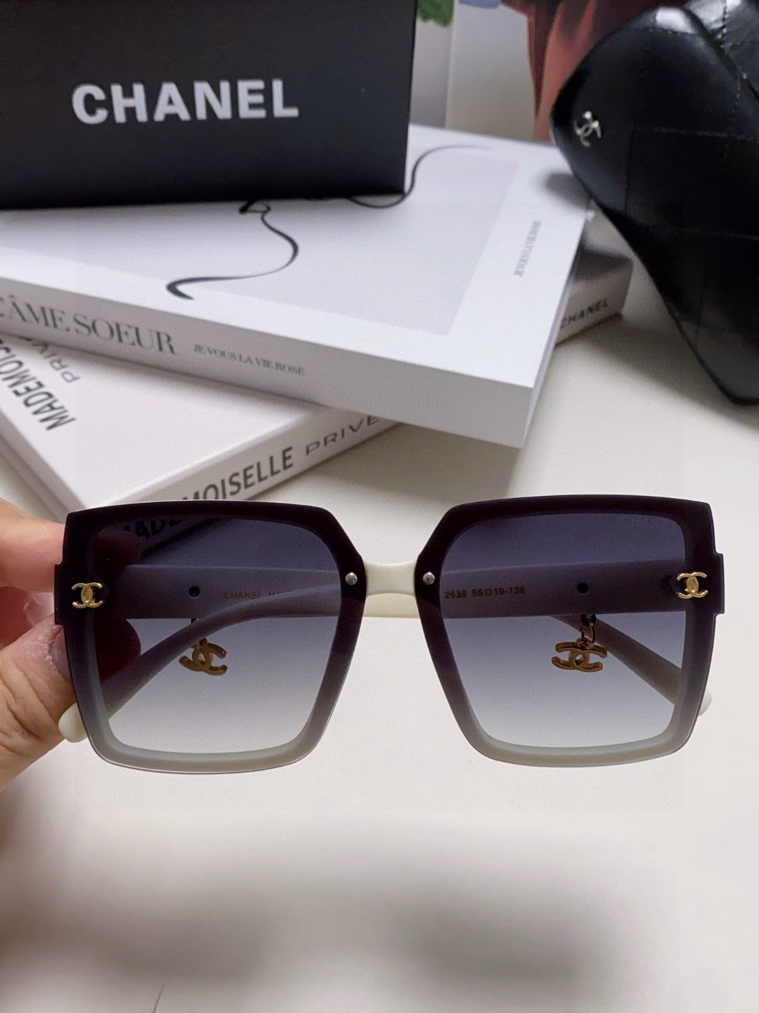 Chanel 2025 new fashion sunglasses high-end large frame small face gradient sunglasses anti-ultraviolet small Chanel style ☂ umbrella pendant
