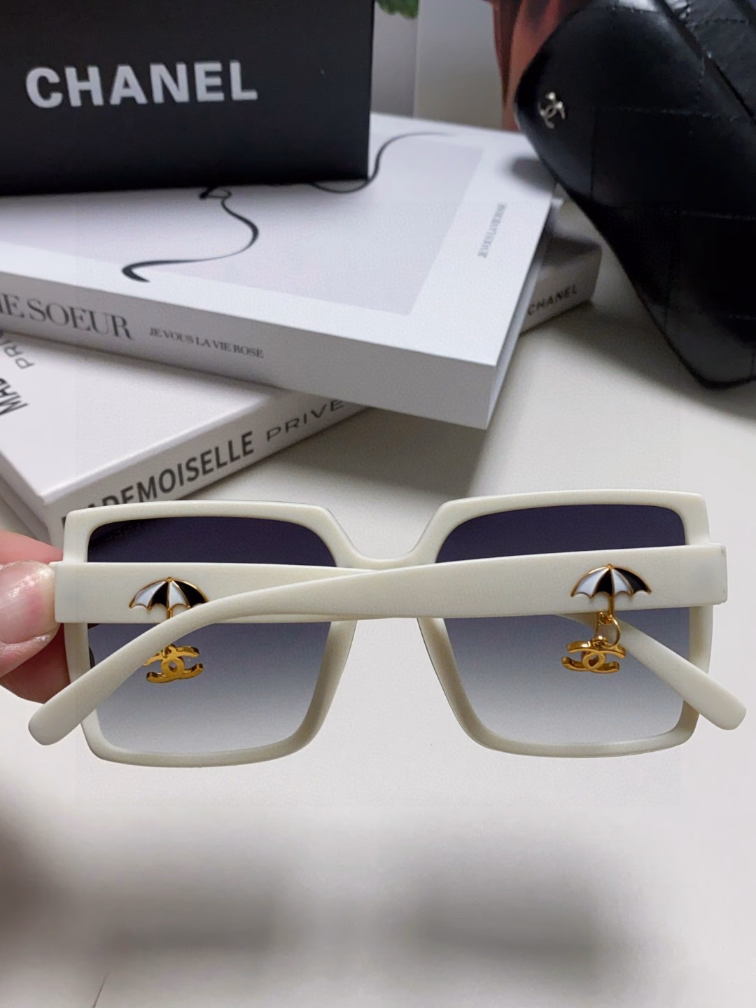 Chanel 2025 new fashion sunglasses high-end large frame small face gradient sunglasses anti-ultraviolet small Chanel style ☂ umbrella pendant