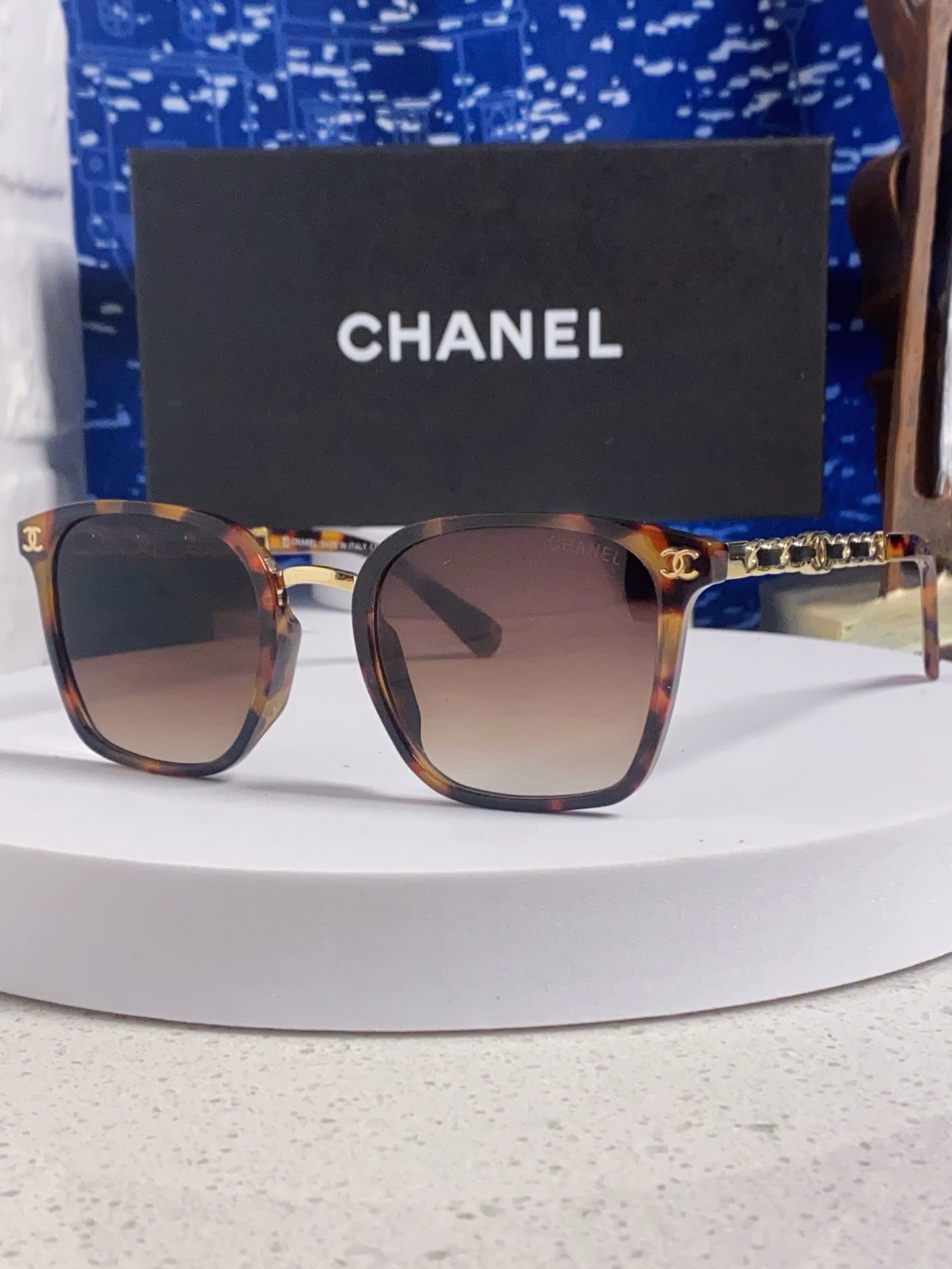 Chanel new arrival [color] [color] Italian design style, made of high-grade imported materials, sheepskin temple design Logo temple is very beautiful