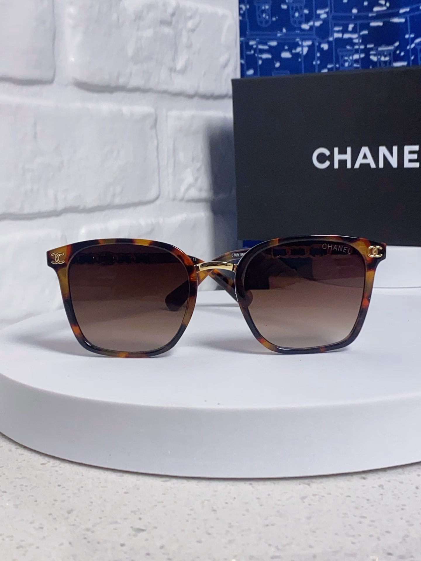 Chanel new arrival [color] [color] Italian design style, made of high-grade imported materials, sheepskin temple design Logo temple is very beautiful