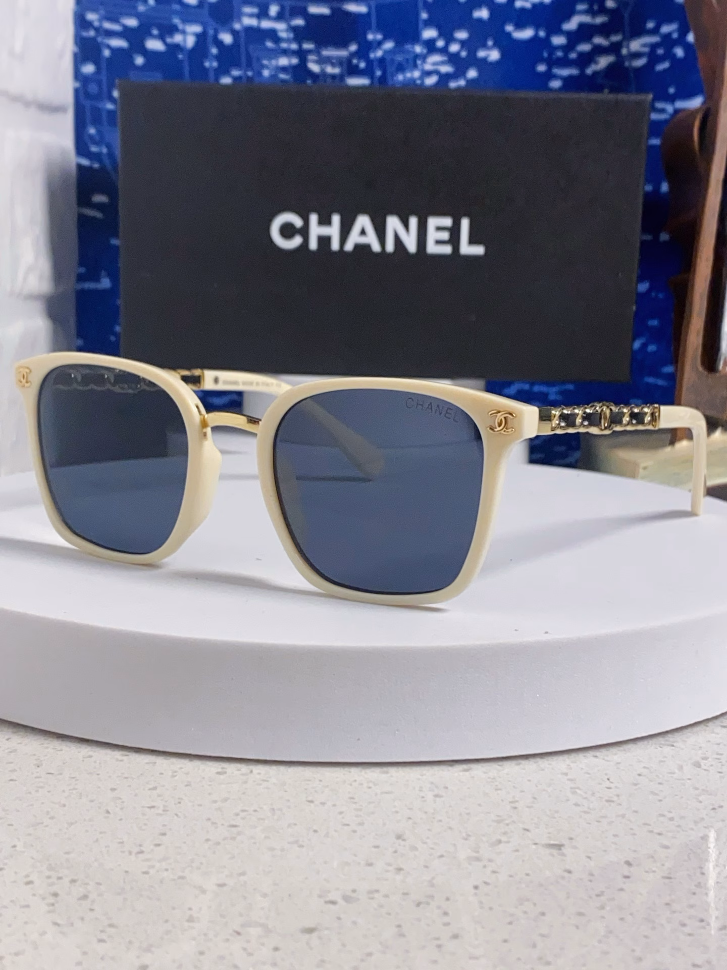 Chanel new arrival [color] [color] Italian design style, made of high-grade imported materials, sheepskin temple design Logo temple is very beautiful