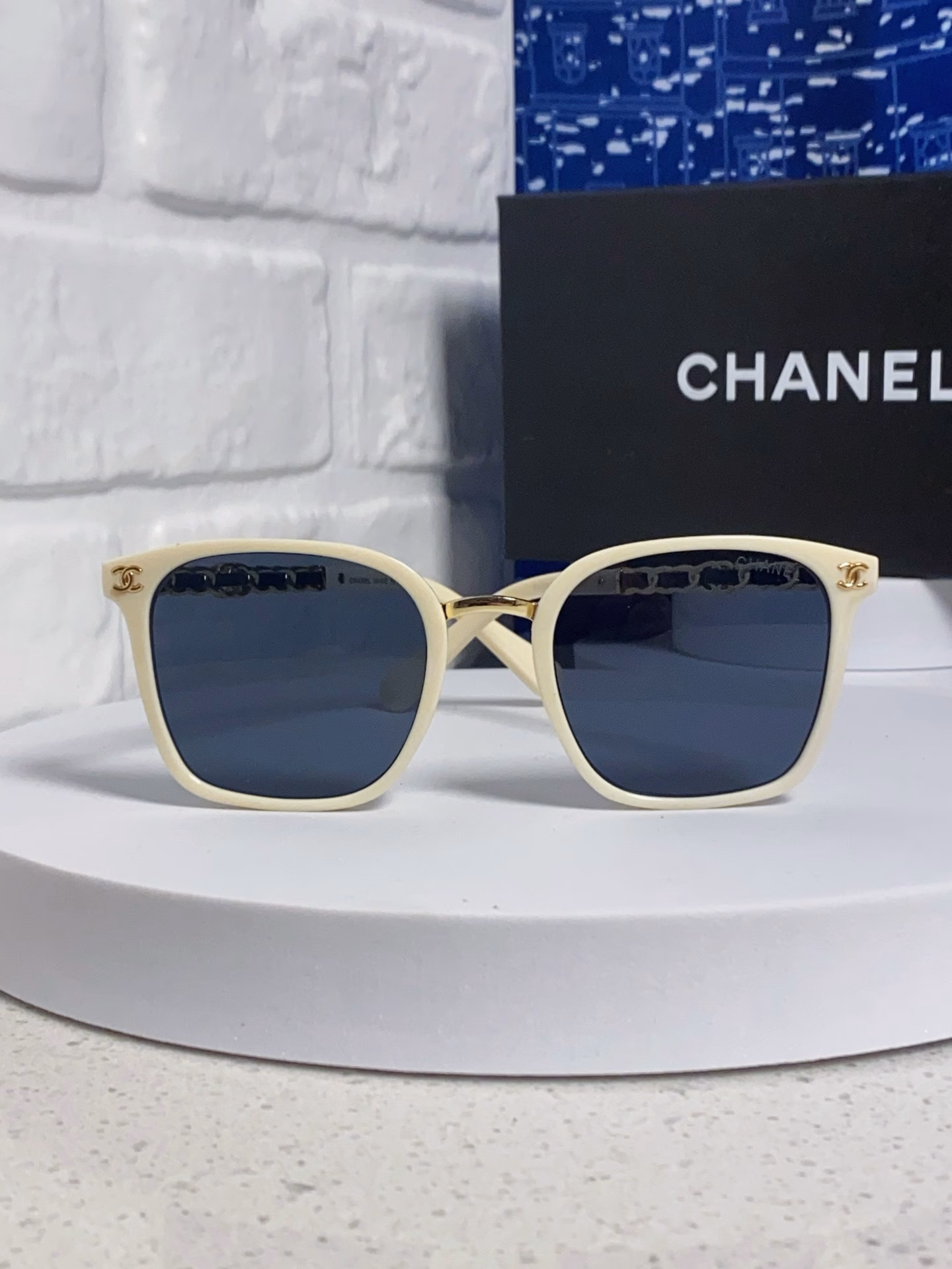 Chanel new arrival [color] [color] Italian design style, made of high-grade imported materials, sheepskin temple design Logo temple is very beautiful