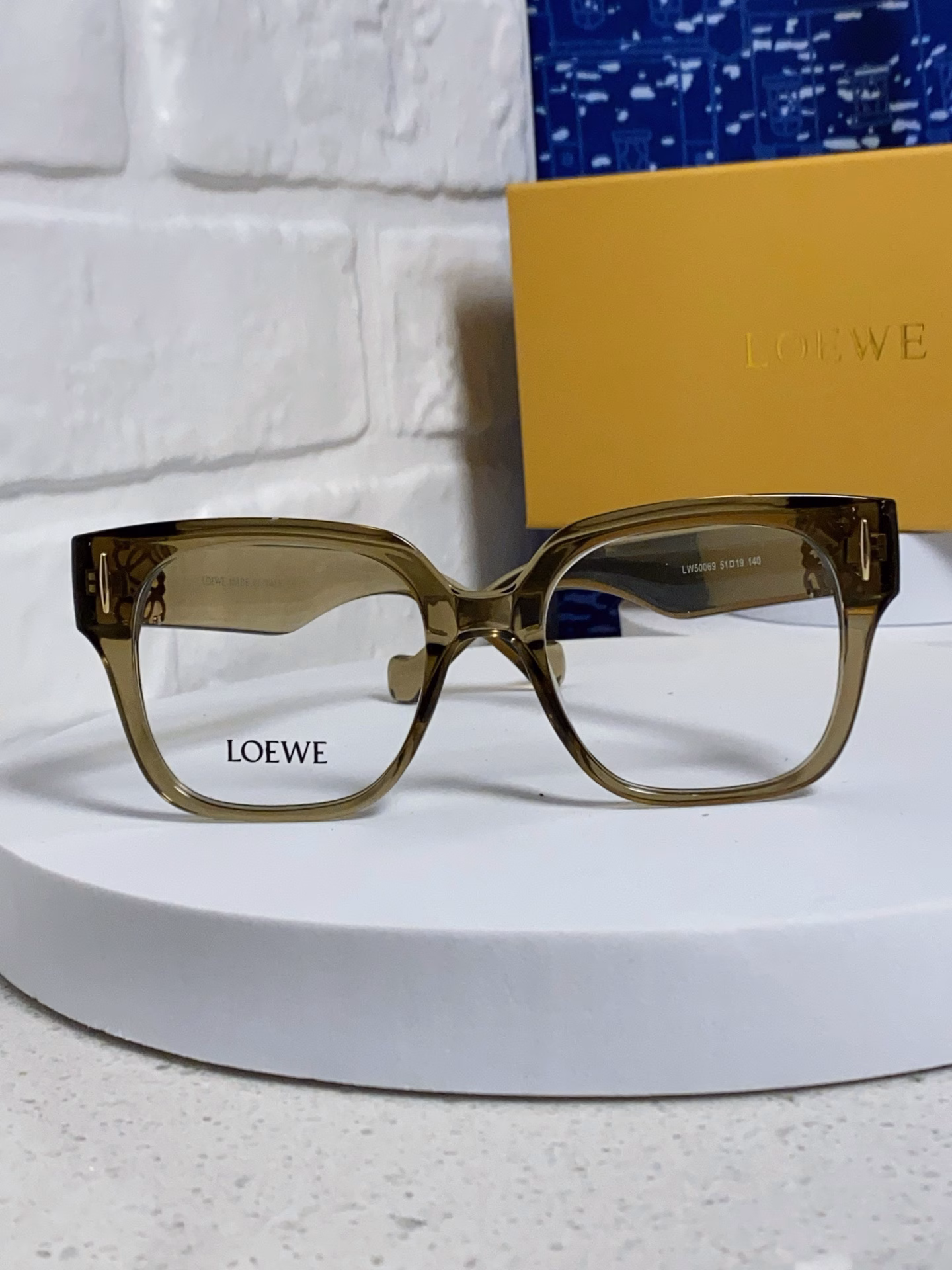 Loewe 2025 new European and American light luxury fashion version high-end gold label large frame square fashion sunglasses outdoor party sun protection sunglasses for men and women