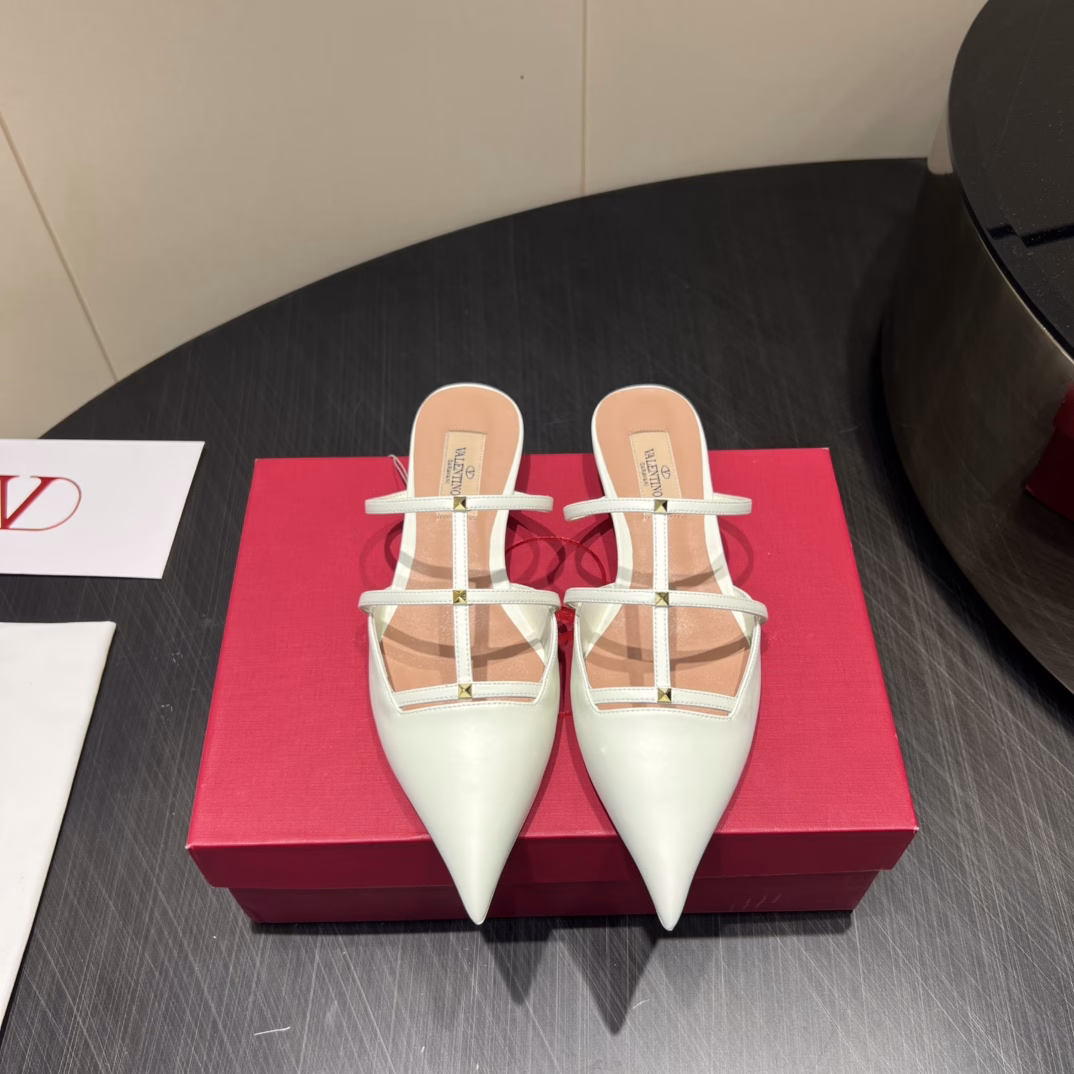 VALENTIN*O 25vs Spring and Summer Counter Latest Fashion Shoes Series…Pointed Stripe ShoesValentino women love simple and irresistible styles, matching to show a unique dressing style, free mix and match to shine in place⚡Follow the pace of European and American fashion! ! !Top craftsmanship and texture are perfectly presented, no matter what details can be compared with the counter, the best level of top goods, free to enter and exit the counter! !