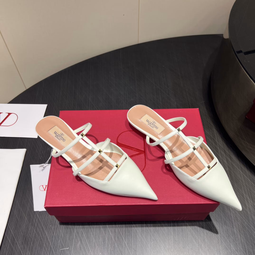VALENTIN*O 25vs Spring and Summer Counter Latest Fashion Shoes Series…Pointed Stripe ShoesValentino women love simple and irresistible styles, matching to show a unique dressing style, free mix and match to shine in place⚡Follow the pace of European and American fashion! ! !Top craftsmanship and texture are perfectly presented, no matter what details can be compared with the counter, the best level of top goods, free to enter and exit the counter! !