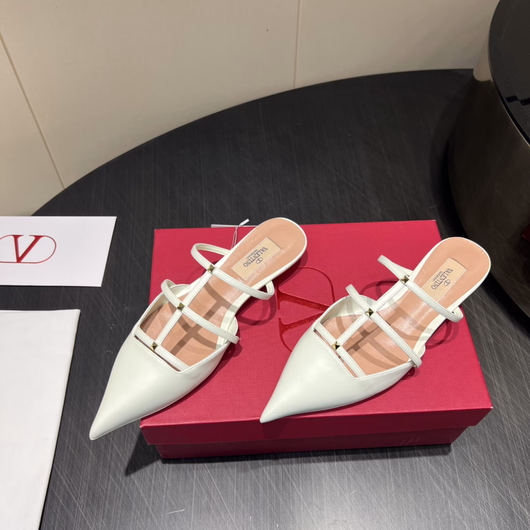 VALENTIN*O 25vs Spring and Summer Counter Latest Fashion Shoes Series…Pointed Stripe ShoesValentino women love simple and irresistible styles, matching to show a unique dressing style, free mix and match to shine in place⚡Follow the pace of European and American fashion! ! !Top craftsmanship and texture are perfectly presented, no matter what details can be compared with the counter, the best level of top goods, free to enter and exit the counter! !