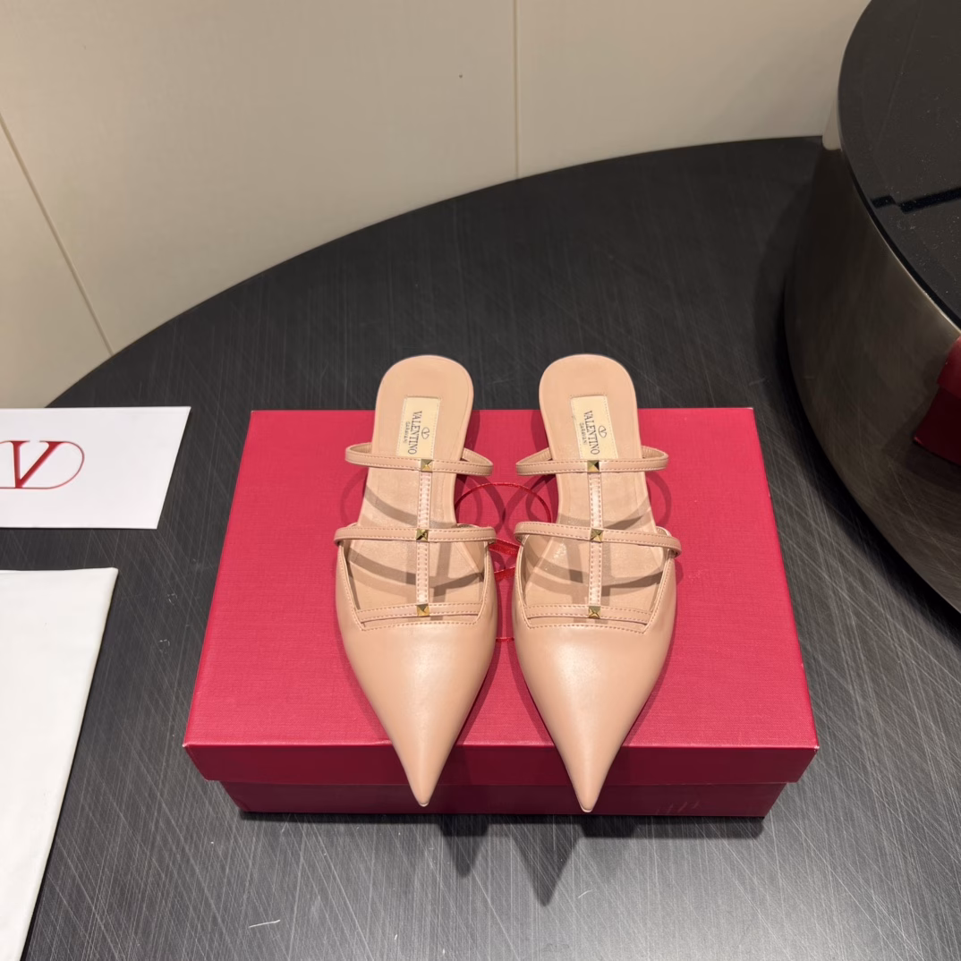 VALENTIN*O 25vs Spring and Summer Counter Latest Fashion Shoes Series…Pointed Stripe ShoesValentino women love simple and irresistible styles, matching to show a unique dressing style, free mix and match to shine in place⚡Follow the pace of European and American fashion! ! !Top craftsmanship and texture are perfectly presented, no matter what details can be compared with the counter, the best level of top goods, free to enter and exit the counter! !