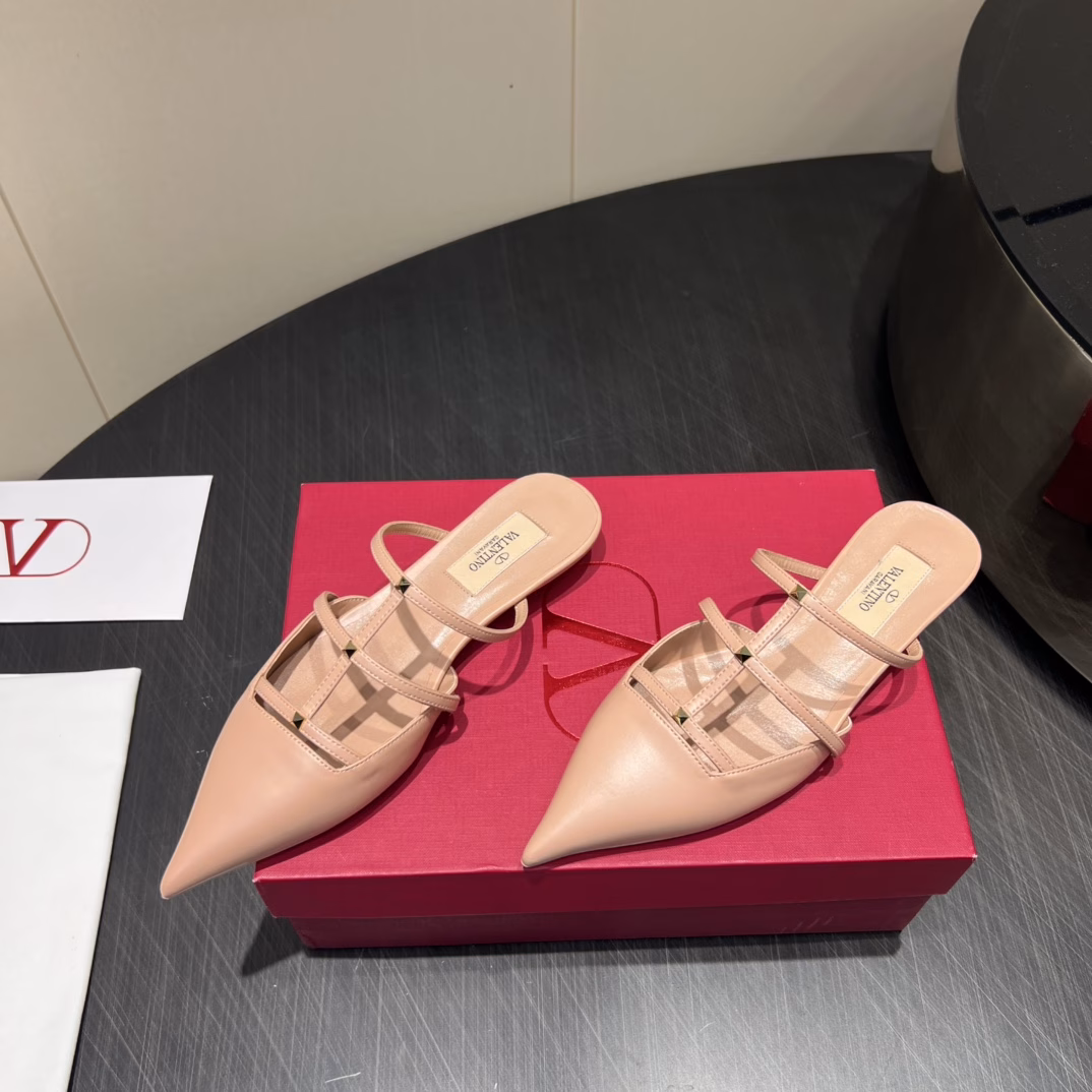 VALENTIN*O 25vs Spring and Summer Counter Latest Fashion Shoes Series…Pointed Stripe ShoesValentino women love simple and irresistible styles, matching to show a unique dressing style, free mix and match to shine in place⚡Follow the pace of European and American fashion! ! !Top craftsmanship and texture are perfectly presented, no matter what details can be compared with the counter, the best level of top goods, free to enter and exit the counter! !