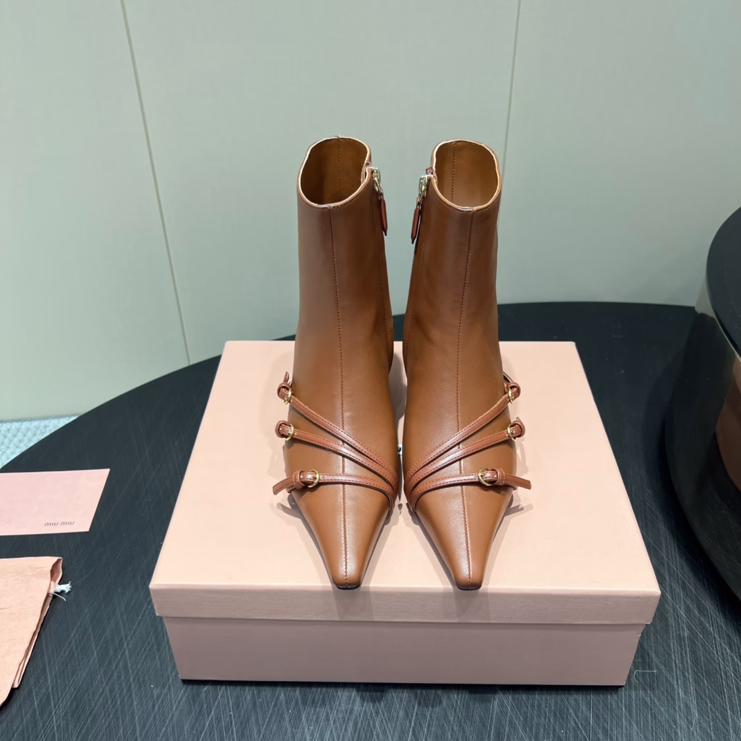 MIUMIU 2025vs Early Fall latest catwalk hit series…Pointed buckle high-heeled short boots💥 Top version of Miumi autumn and winter limited edition catwalk long boots!The most worthwhile boots to buy this year, no one else! Yi Mengling's same style is worn by many internet celebrities. Miumi is really cool this autumn and winter. The autumn and winter limited edition is very difficult to buy in the counter. It looks very hard, but it is actually very soft and very comfortable to wear! The foot feels great! The boot shaft is wide, no matter whether the legs are thick or thin, it can be worn to look loose and very straight! ! Full of punk style