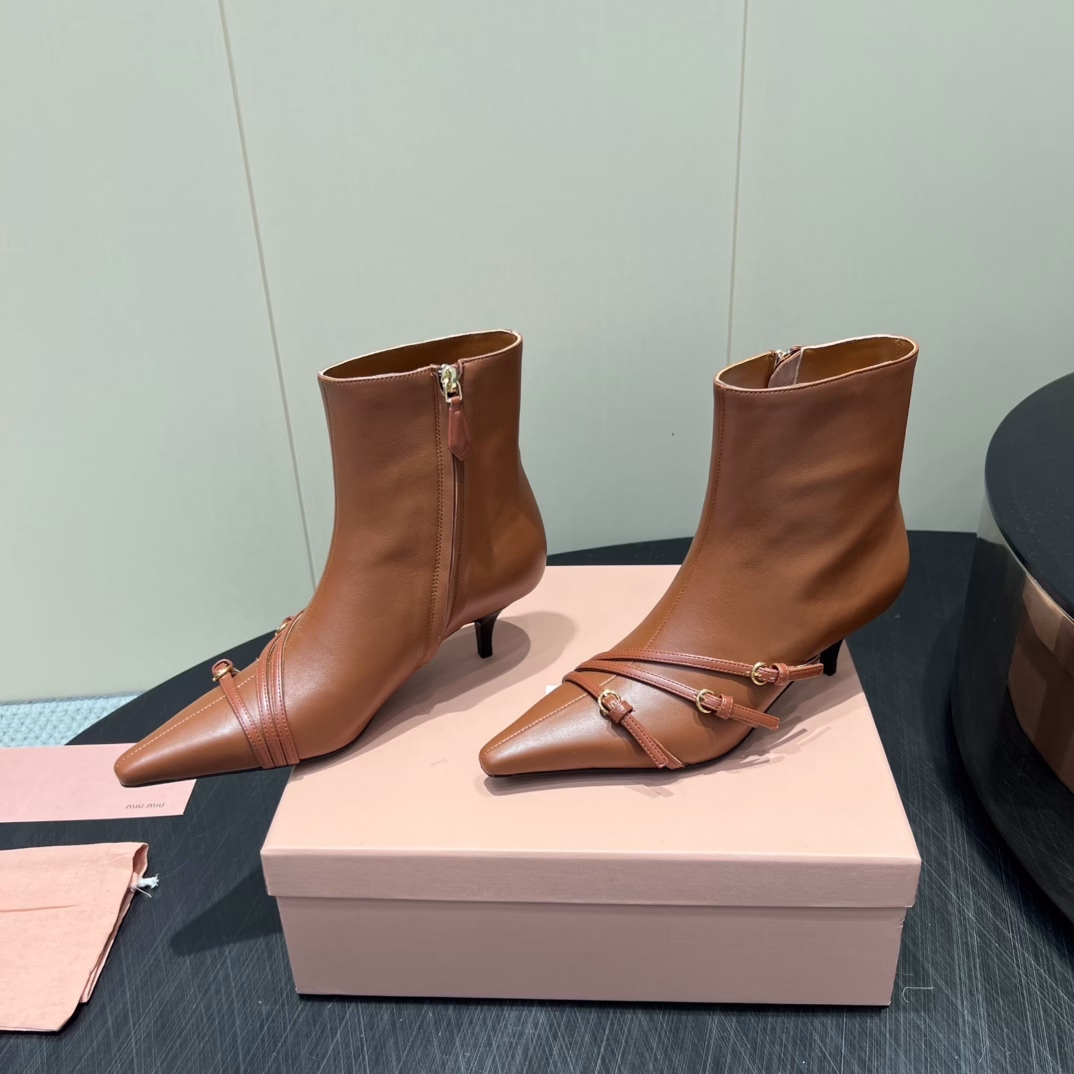 MIUMIU 2025vs Early Fall latest catwalk hit series…Pointed buckle high-heeled short boots💥 Top version of Miumi autumn and winter limited edition catwalk long boots!The most worthwhile boots to buy this year, no one else! Yi Mengling's same style is worn by many internet celebrities. Miumi is really cool this autumn and winter. The autumn and winter limited edition is very difficult to buy in the counter. It looks very hard, but it is actually very soft and very comfortable to wear! The foot feels great! The boot shaft is wide, no matter whether the legs are thick or thin, it can be worn to look loose and very straight! ! Full of punk style
