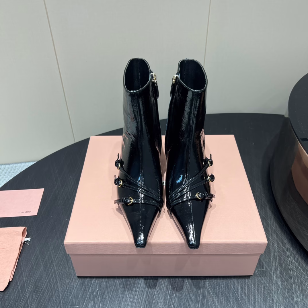 MIUMIU 2025vs Early Fall latest catwalk hit series…Pointed buckle high-heeled short boots💥 Top version of Miumi autumn and winter limited edition catwalk long boots!The most worthwhile boots to buy this year, no one else! Yi Mengling's same style is worn by many internet celebrities. Miumi is really cool this autumn and winter. The autumn and winter limited edition is very difficult to buy in the counter. It looks very hard, but it is actually very soft and very comfortable to wear! The foot feels great! The boot shaft is wide, no matter whether the legs are thick or thin, it can be worn to look loose and very straight! ! Full of punk style