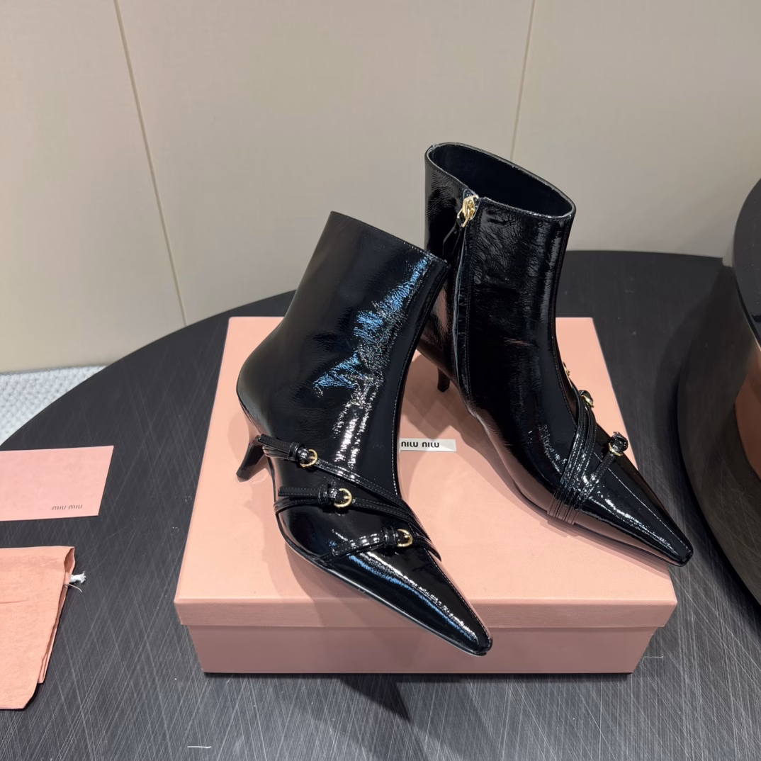 MIUMIU 2025vs Early Fall latest catwalk hit series…Pointed buckle high-heeled short boots💥 Top version of Miumi autumn and winter limited edition catwalk long boots!The most worthwhile boots to buy this year, no one else! Yi Mengling's same style is worn by many internet celebrities. Miumi is really cool this autumn and winter. The autumn and winter limited edition is very difficult to buy in the counter. It looks very hard, but it is actually very soft and very comfortable to wear! The foot feels great! The boot shaft is wide, no matter whether the legs are thick or thin, it can be worn to look loose and very straight! ! Full of punk style